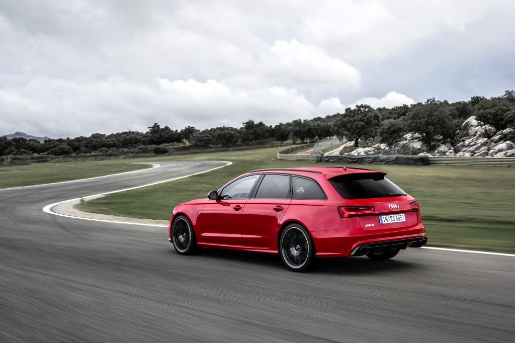 Audi RS 6 Avant Fahraufnahme Farbe: Misanorot Verbrauchsangaben Audi RS 6 Avant 4.0 TFSI quattro:Kraftstoffverbrauch kombiniert in l/100 km: 9,6;CO2-Emission kombiniert in g/km: 223