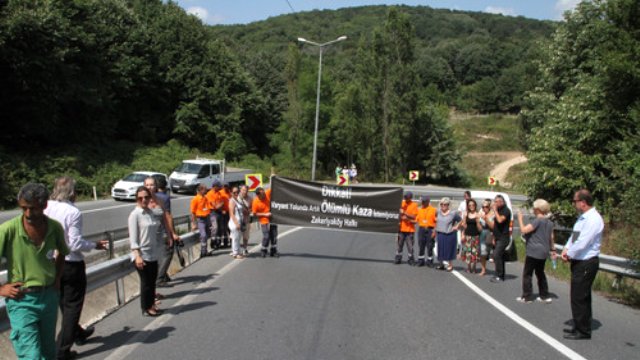 yol-kapatarak-trafik-kazalarini-protesto-etti