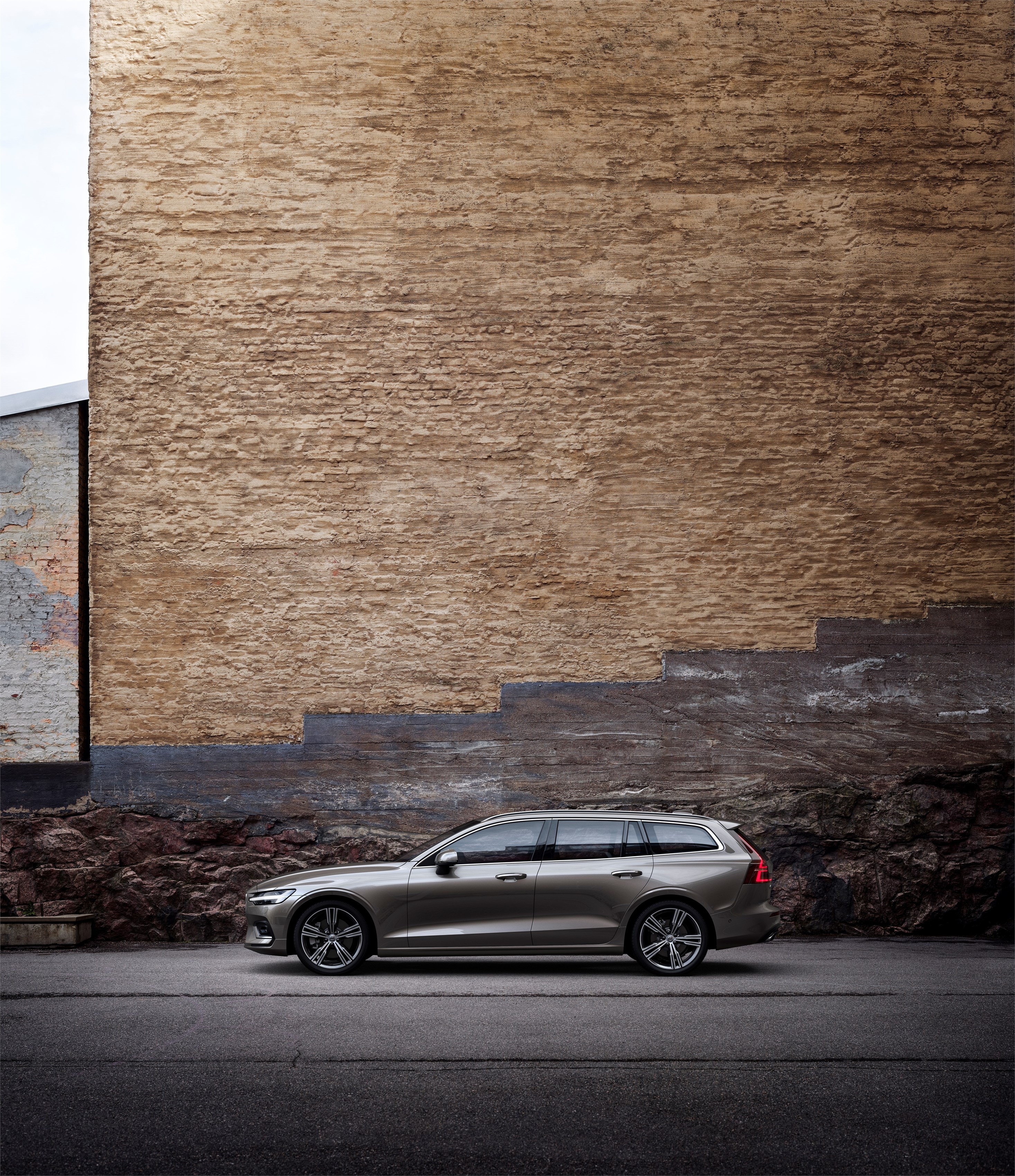 Yeni Volvo V60 : Çok yönlü aile station modeli