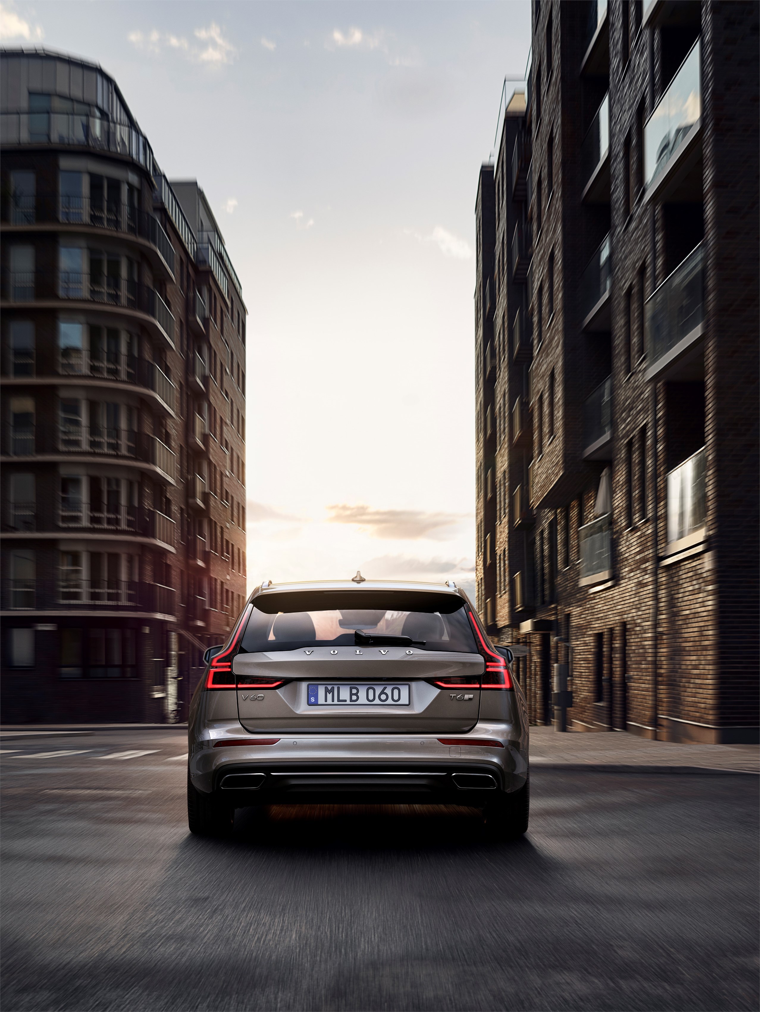 Yeni Volvo V60 : Çok yönlü aile station modeli