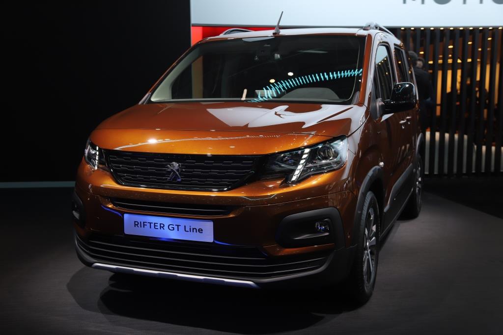 Peugeot, Cenevre’de birbirinden yeni modellerini sergiledi