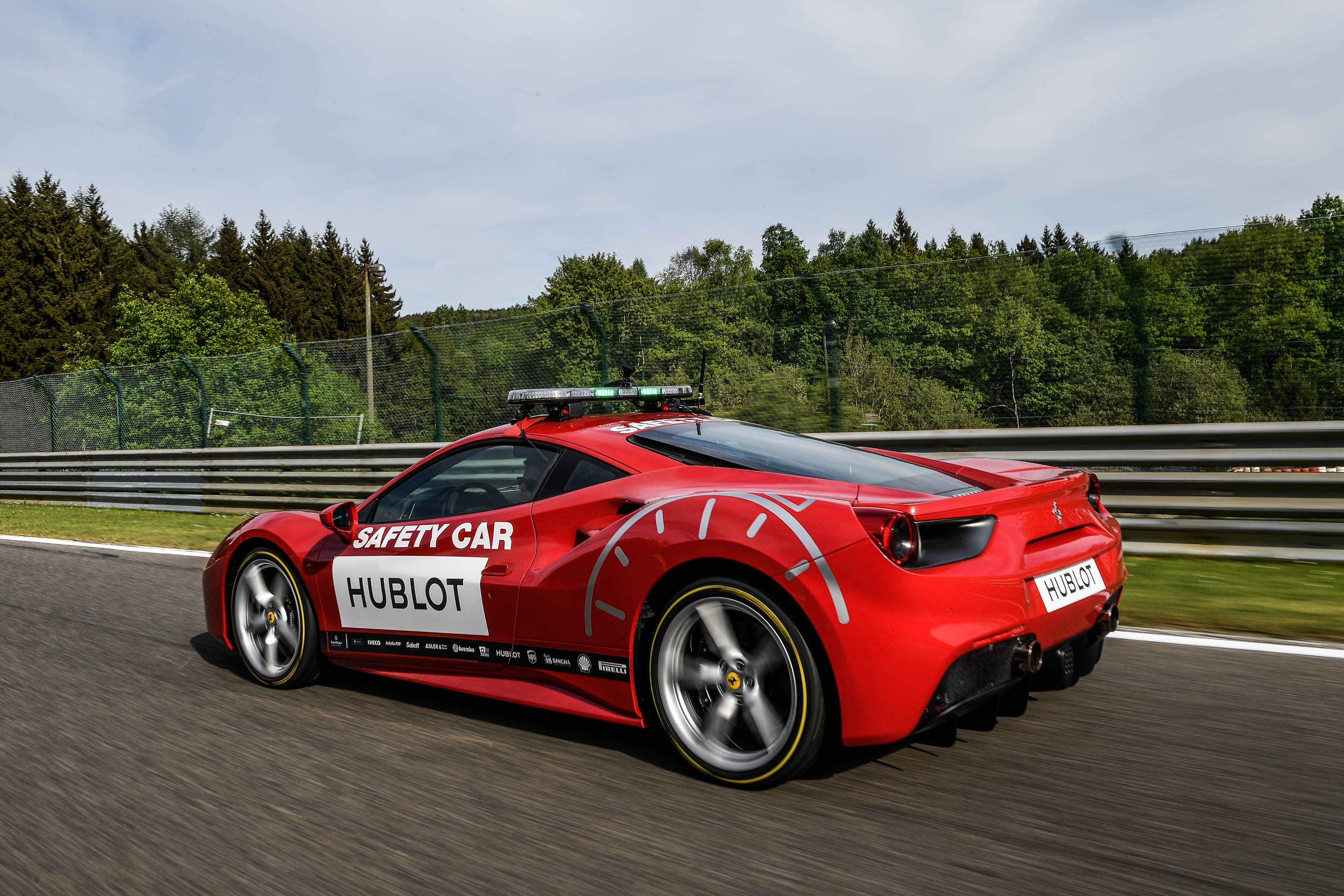 Pirelli, P Zero Color Edition Ferrari ile pistlere çıkıyor