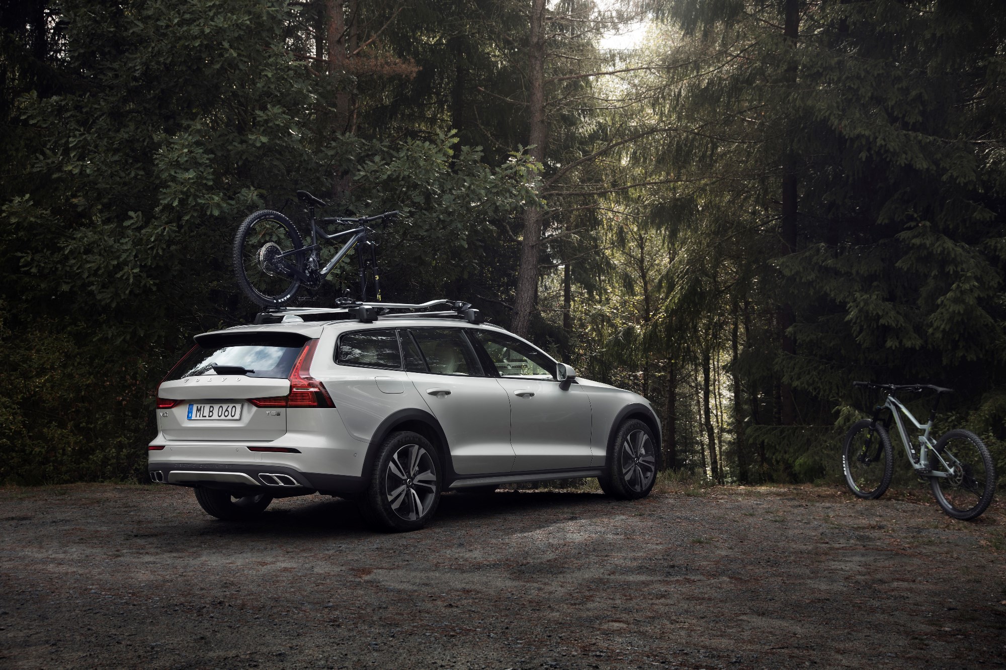 Volvo V60 Cross Country aklınızı karıştıracak