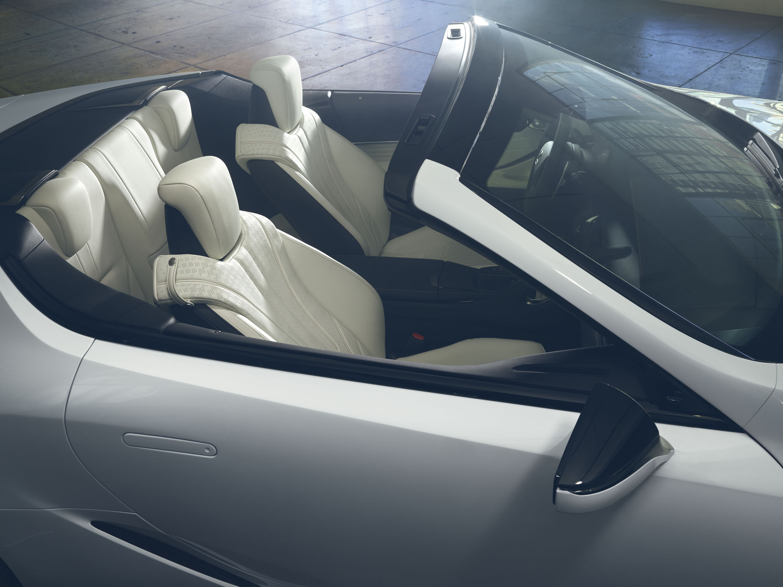 Lexus sıradışı cabrio modeli LC coupe’yi geçtiğimiz günlerde tanıttı
