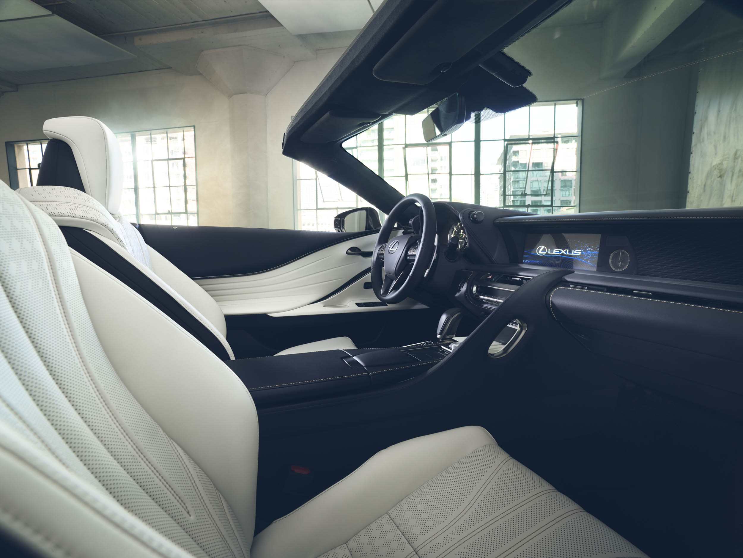 Lexus sıradışı cabrio modeli LC coupe’yi geçtiğimiz günlerde tanıttı