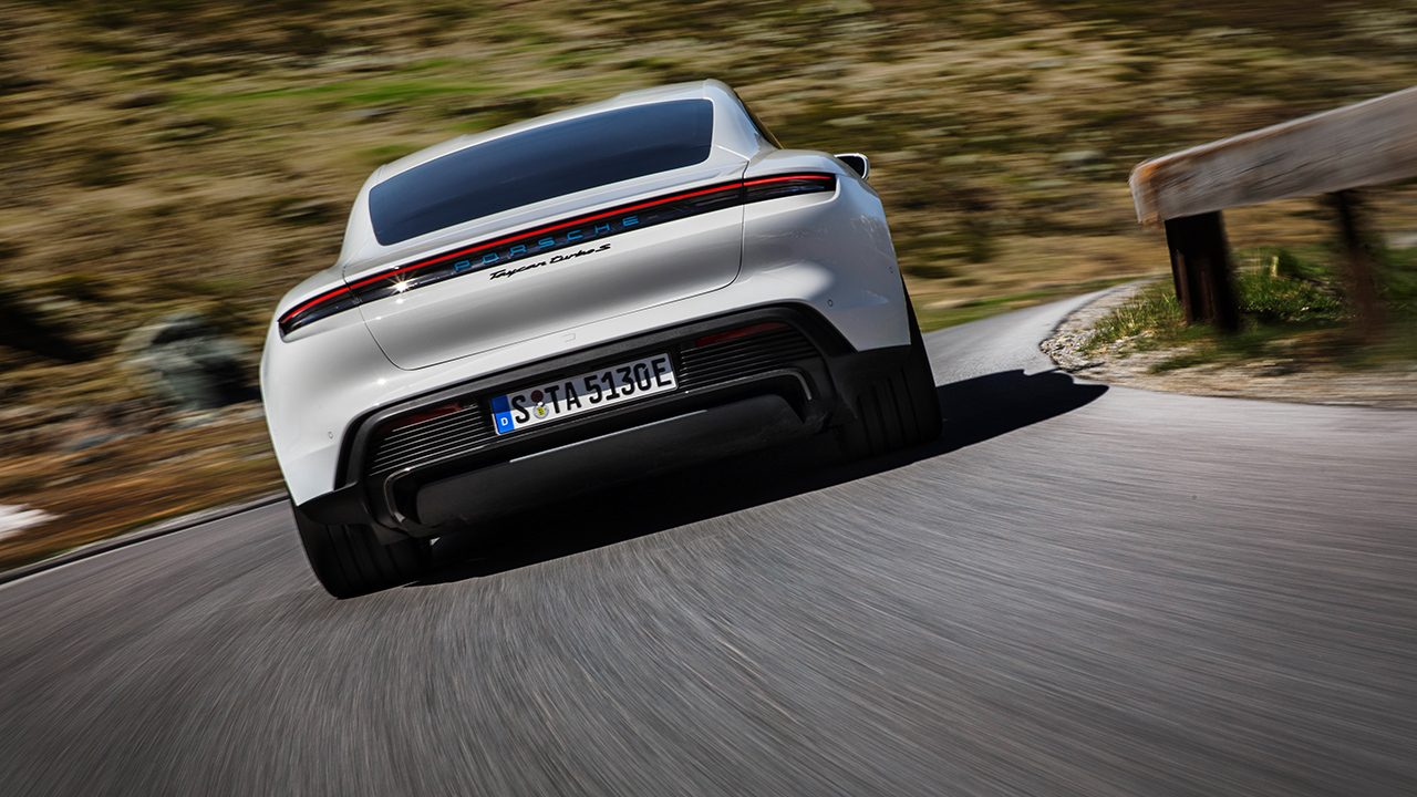 Porsche Taycan : Tamamen elektrikli!
