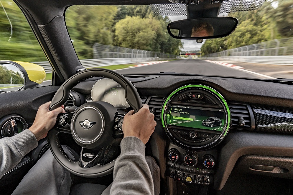 MINI fren pedalına basmadan Nurburgring turunu tamamladı