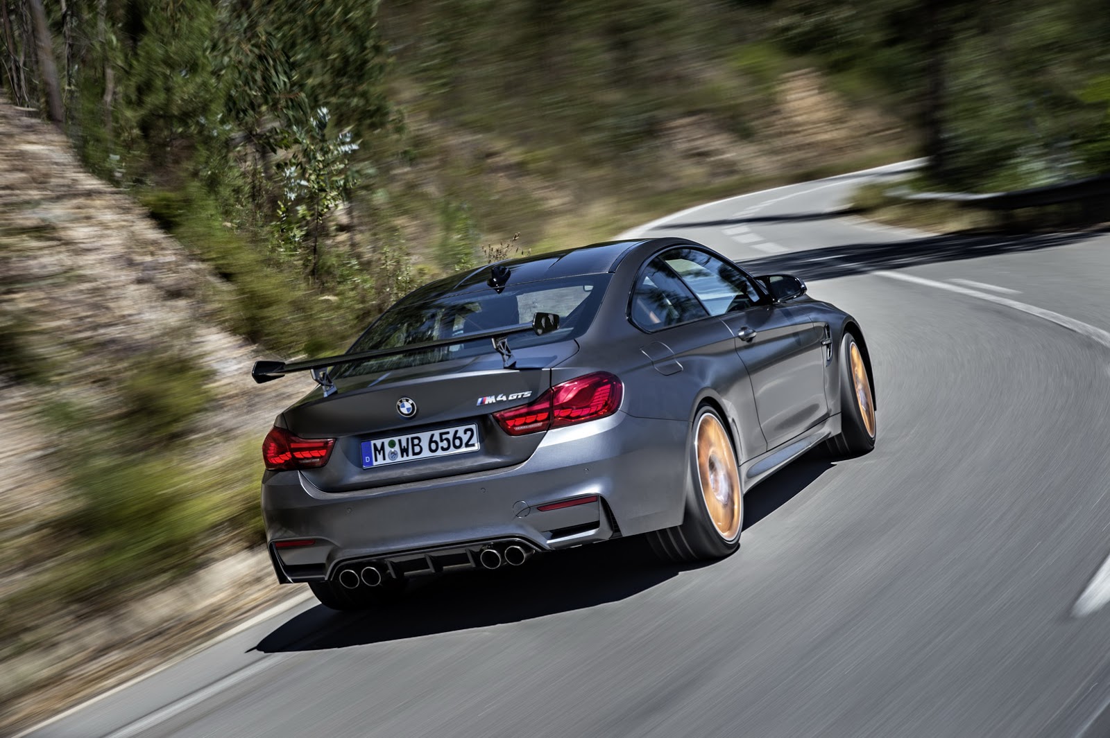 2016 BMW M4 GTS: Daha Fazla Güç, Daha Az Ağırlık