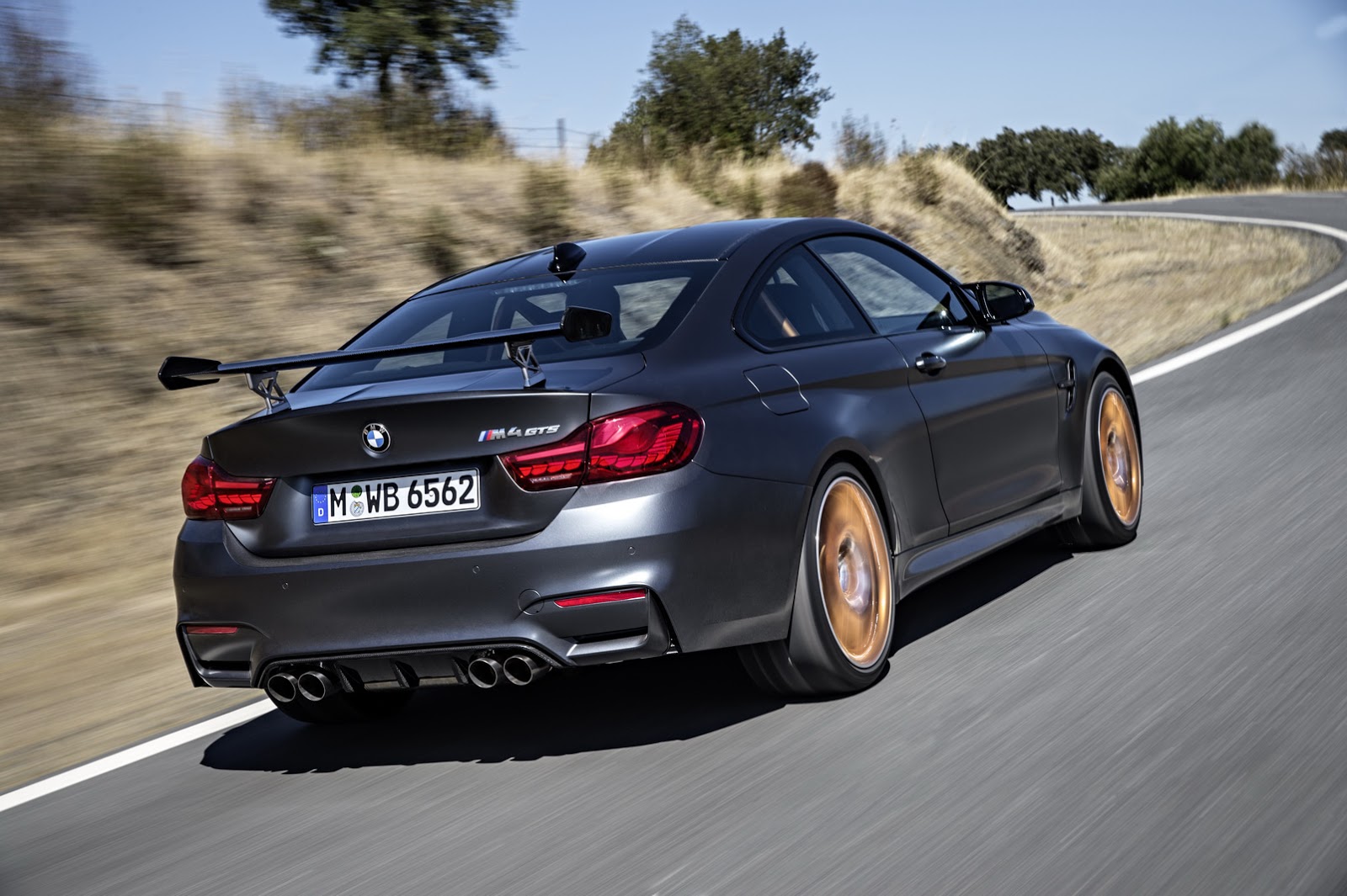 2016 BMW M4 GTS: Daha Fazla Güç, Daha Az Ağırlık