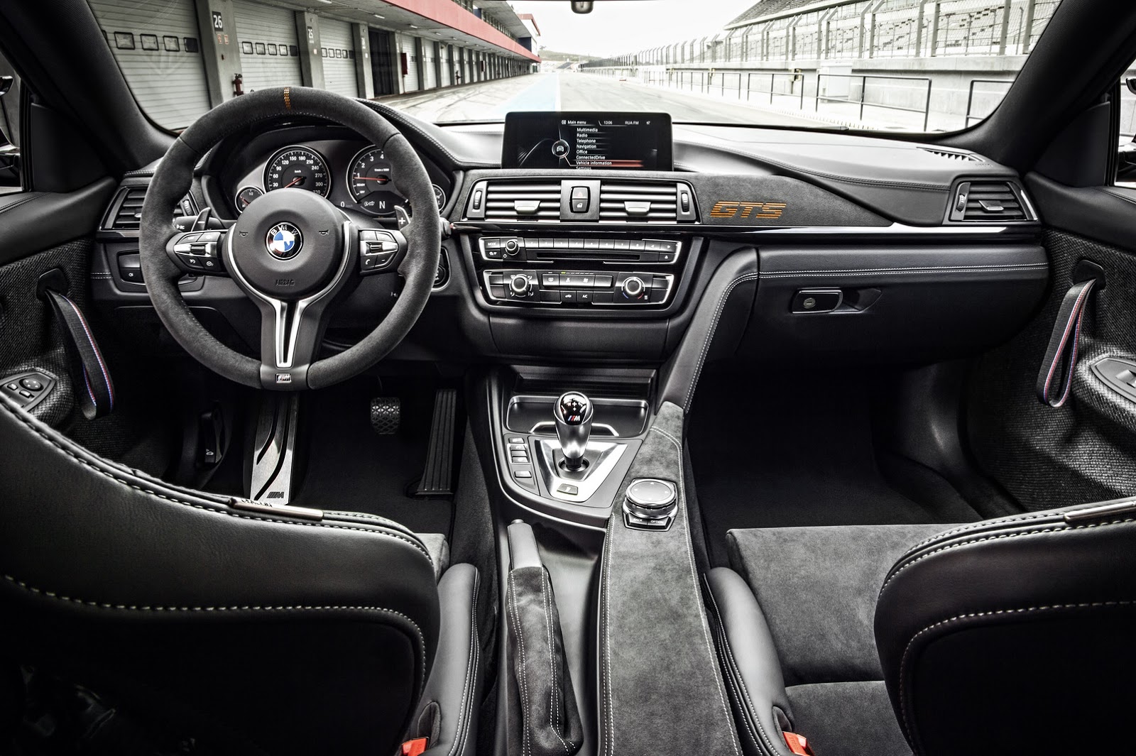 2016 BMW M4 GTS: Daha Fazla Güç, Daha Az Ağırlık