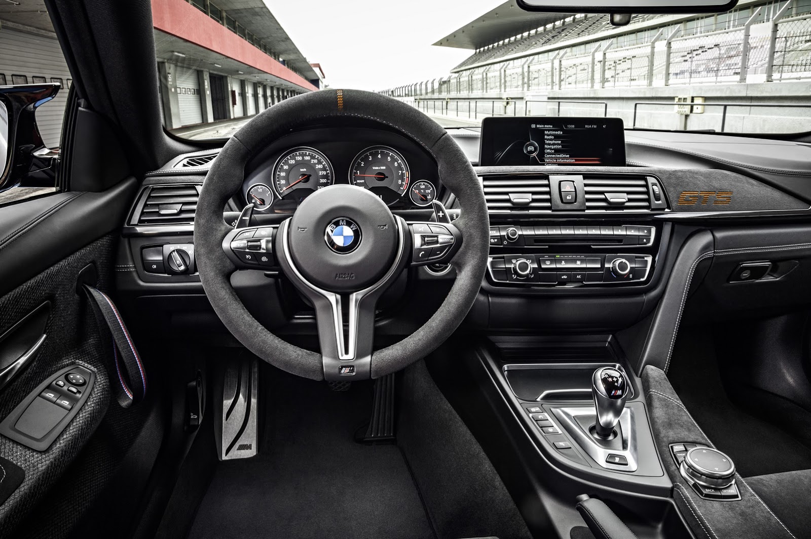 2016 BMW M4 GTS: Daha Fazla Güç, Daha Az Ağırlık