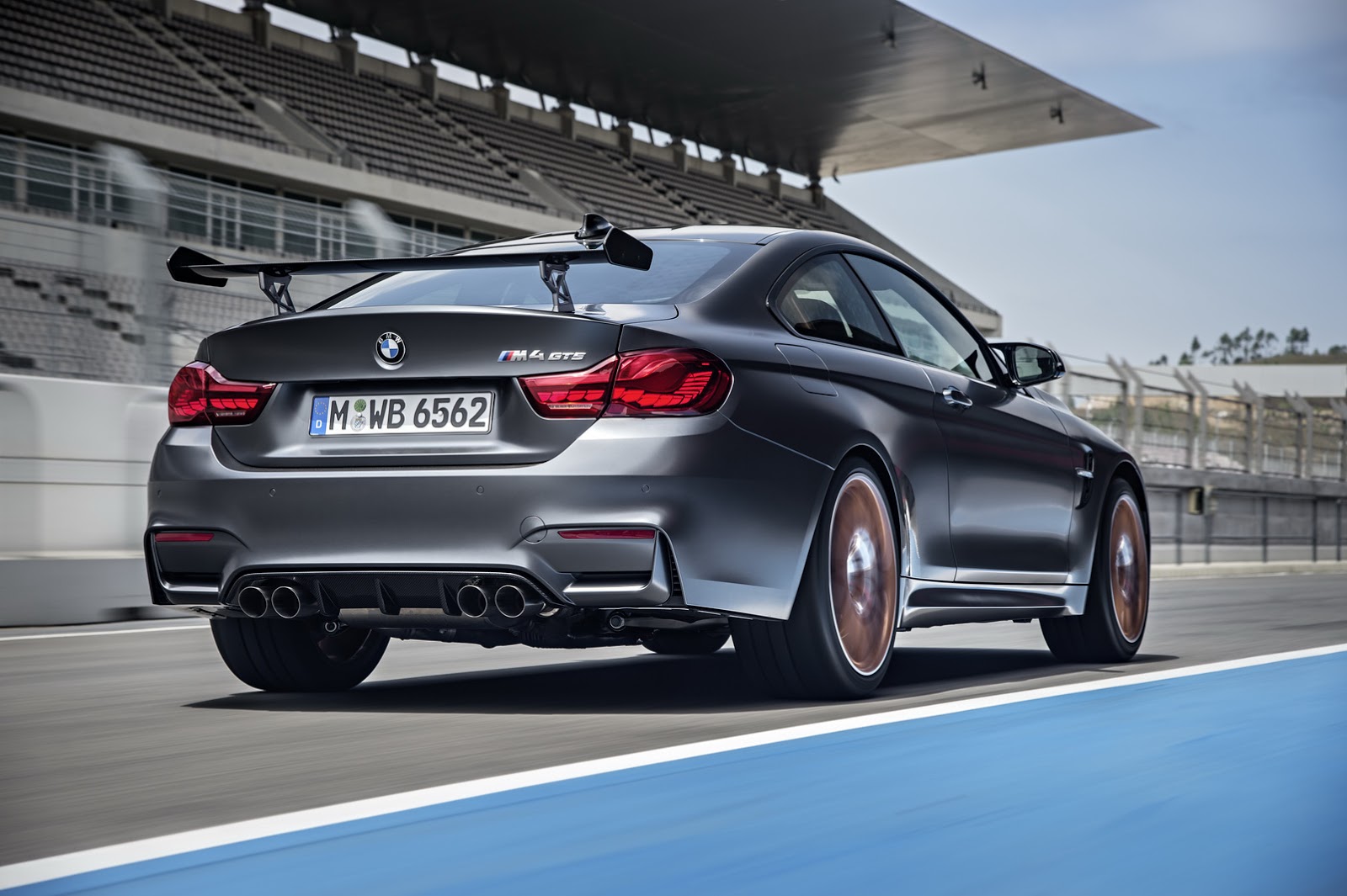 2016 BMW M4 GTS: Daha Fazla Güç, Daha Az Ağırlık
