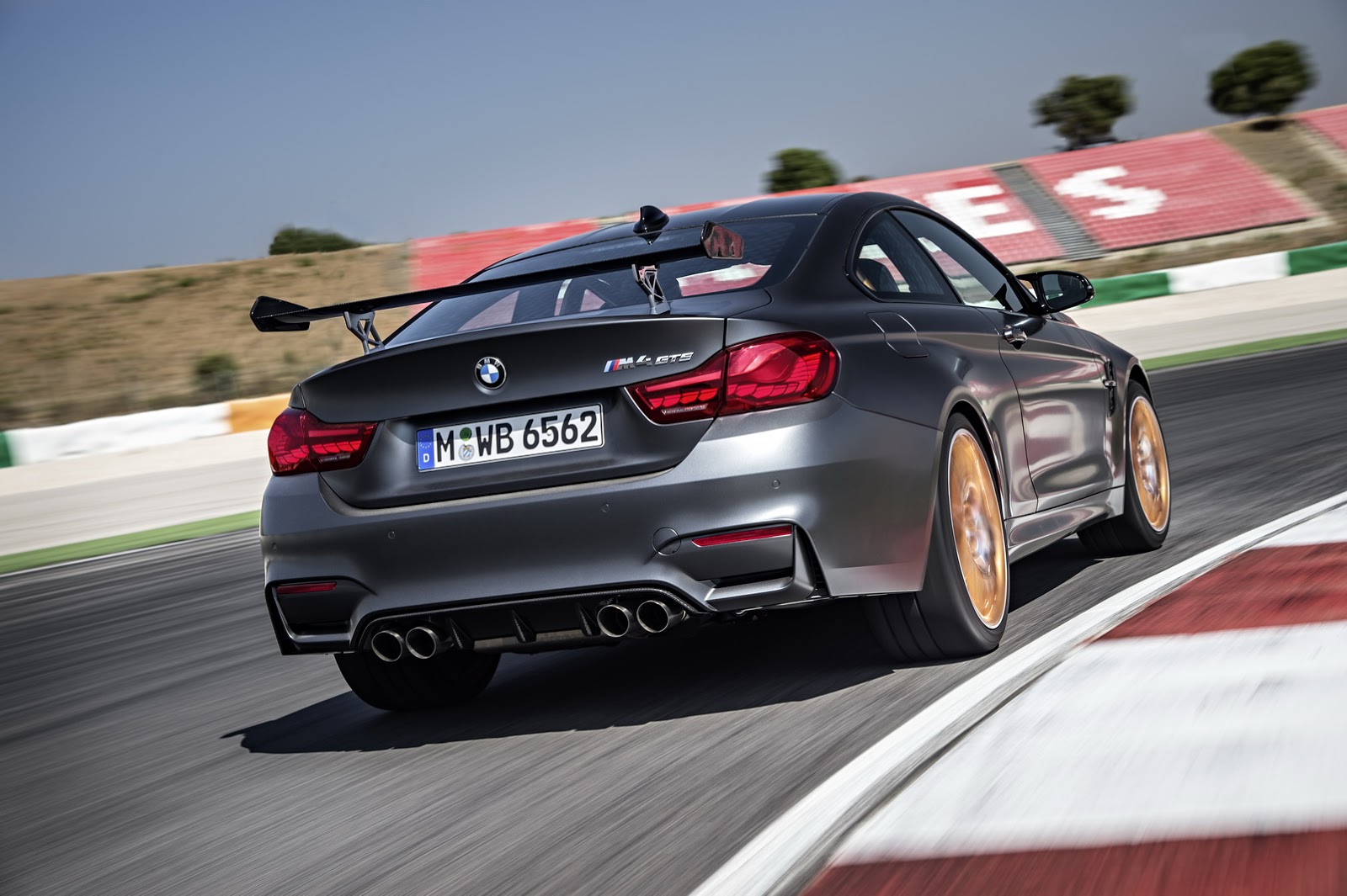2016 BMW M4 GTS: Daha Fazla Güç, Daha Az Ağırlık