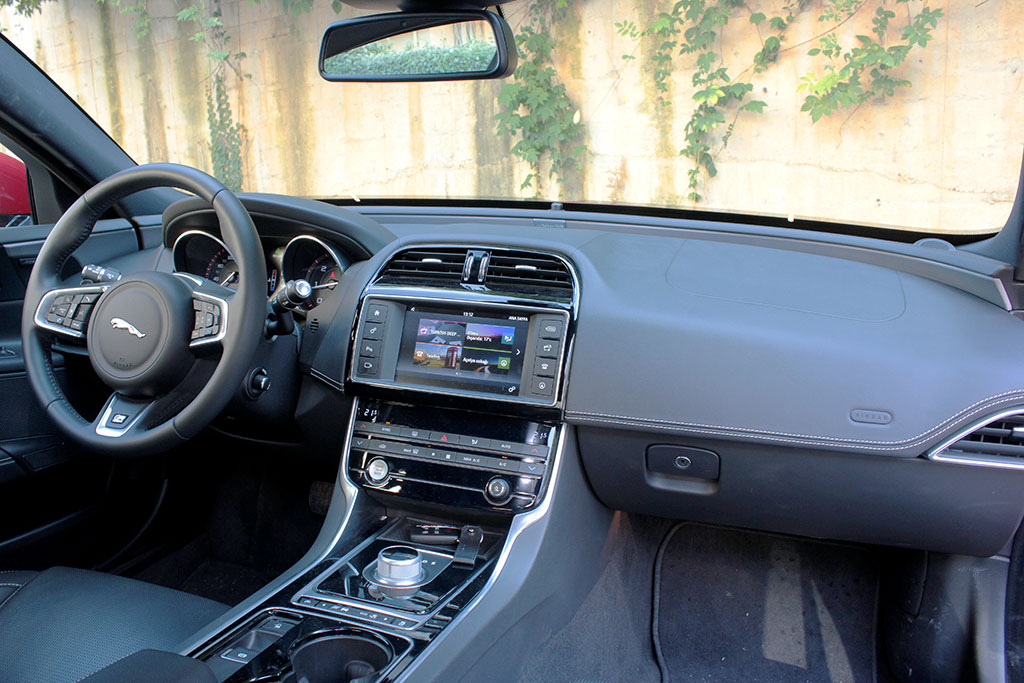 Dengeleri Değiştirecek Jaguar XE Test Sürüşü