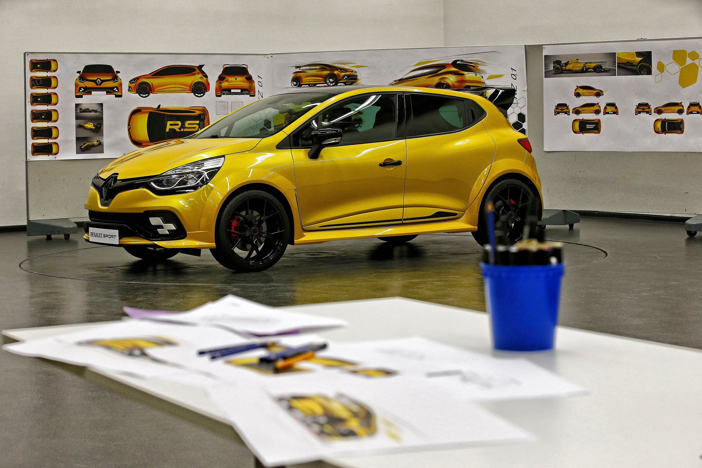 Clio RS Özel Bir Versiyonla Karşımızda