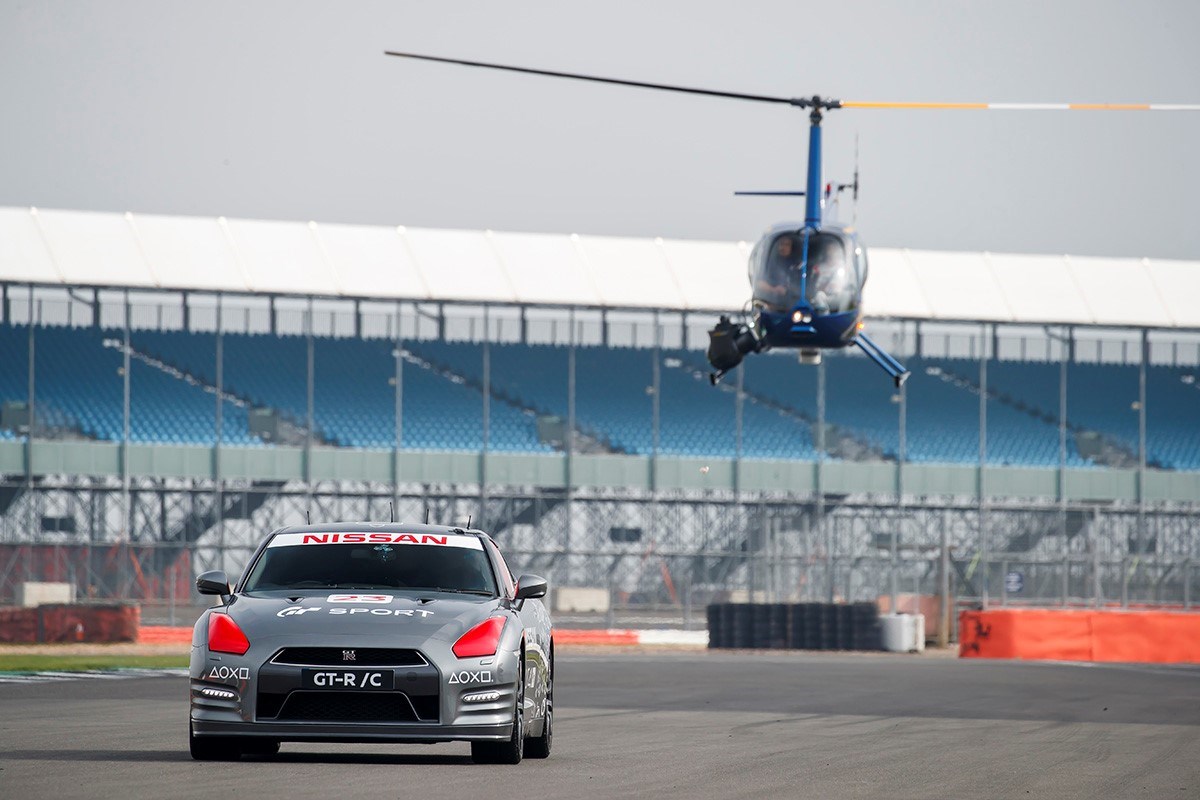 Kumanda ile kontrol edilen NISSAN GT-R, 211km/s hıza ulaştı (video)