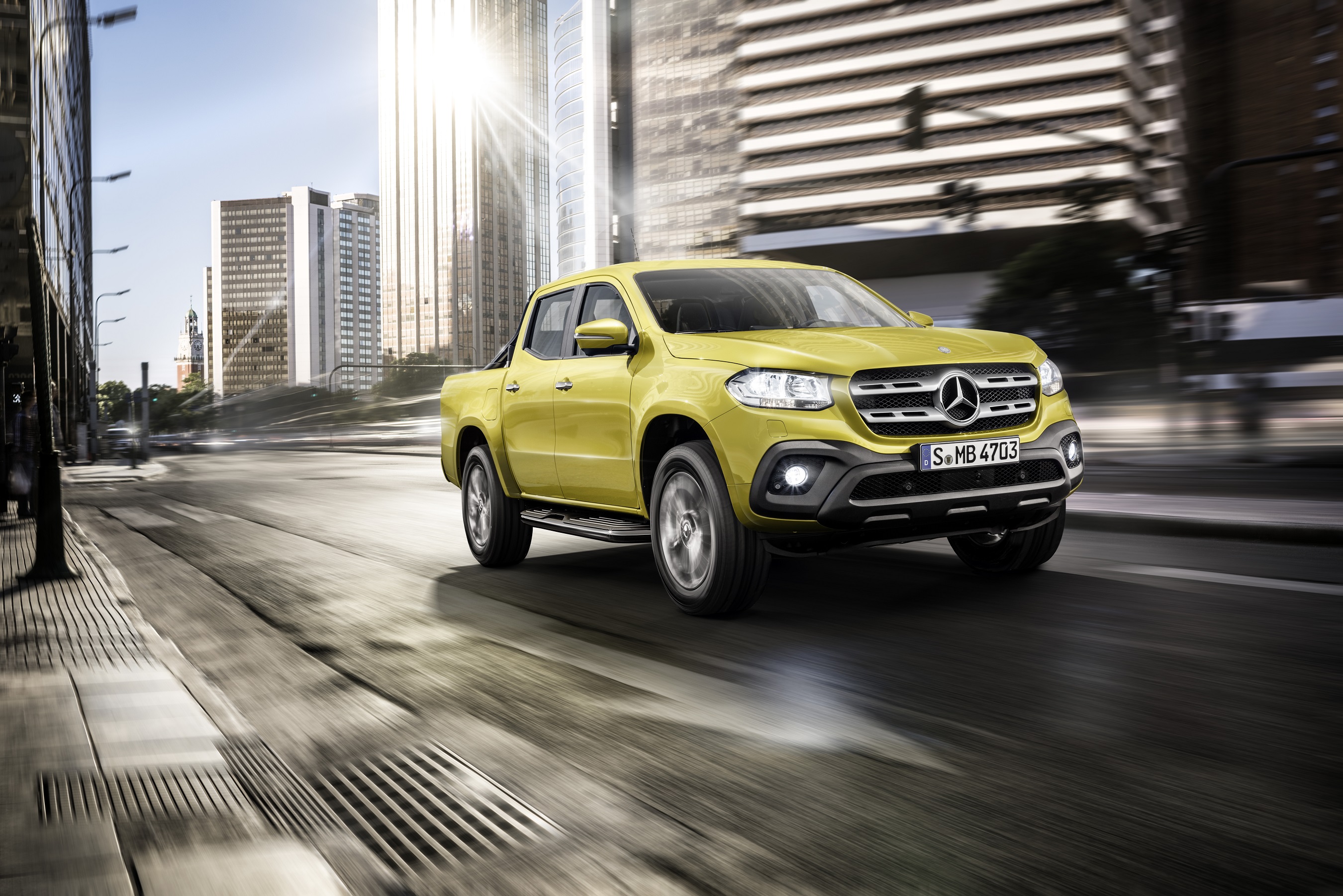 Mercedes-Benz'in pick-up modeli X-Class satışa sunuldu... İşte fiyatı