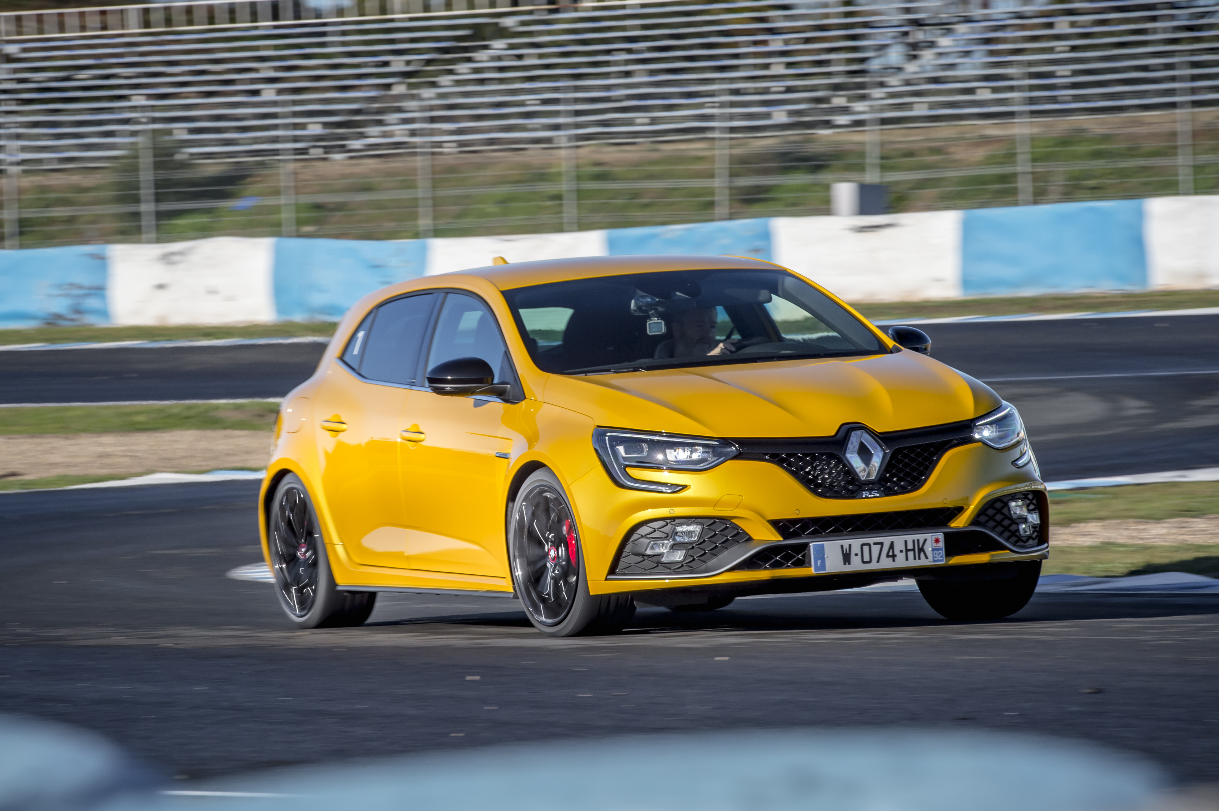 Renault Megane R.S. her zamankinden daha iddialı olarak geri döndü