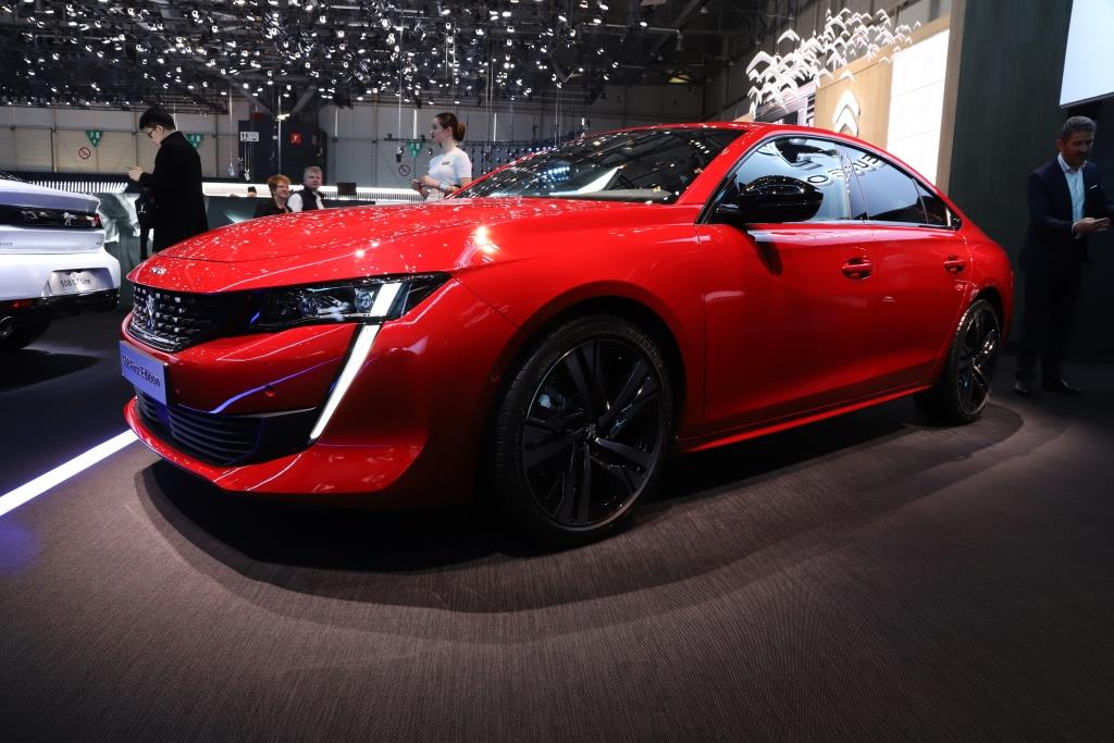 Peugeot, Cenevre'de birbirinden yeni modellerini sergiledi