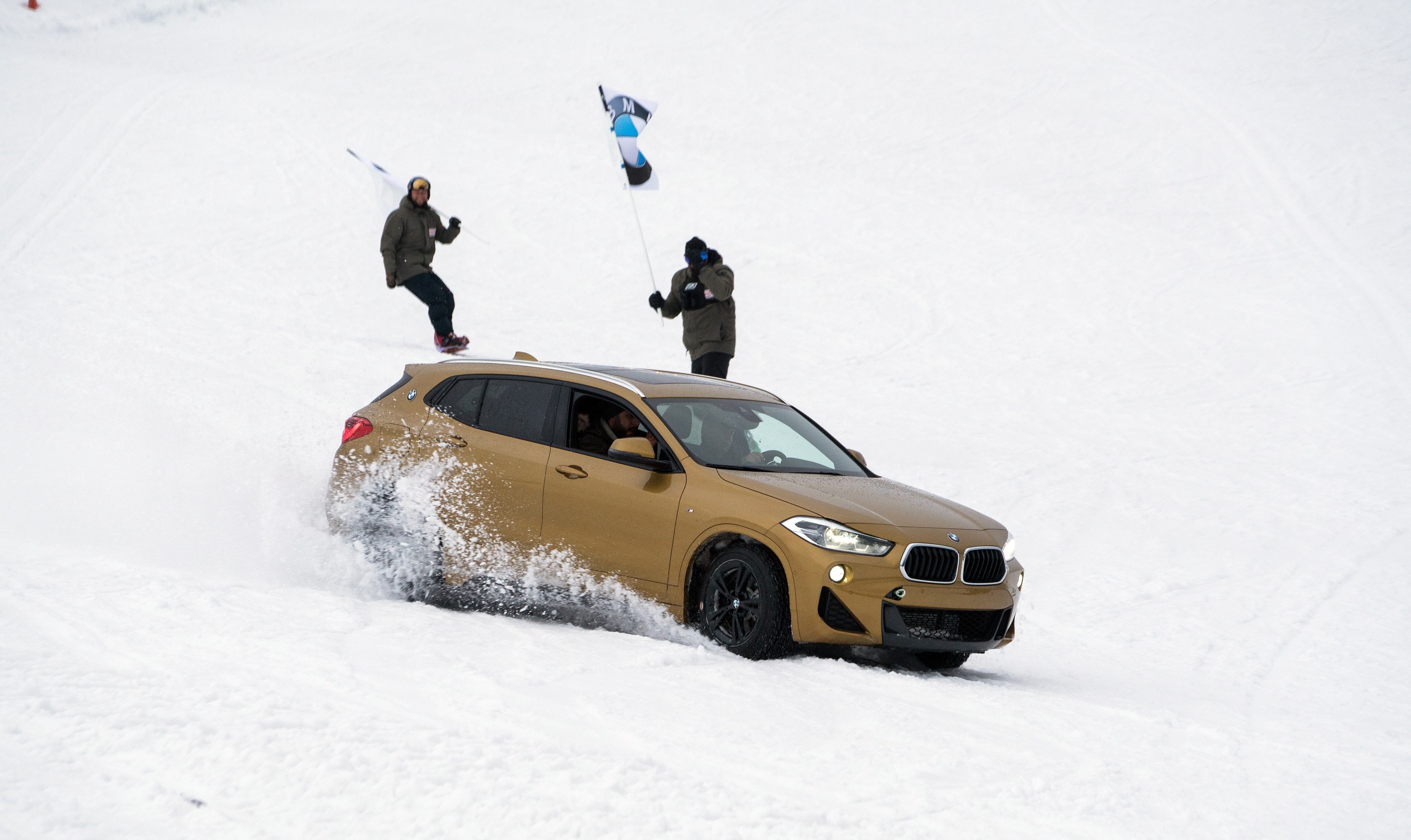 BMW X2 ve BMW X3 yeteneklerini Kartalkaya'da gösterdi