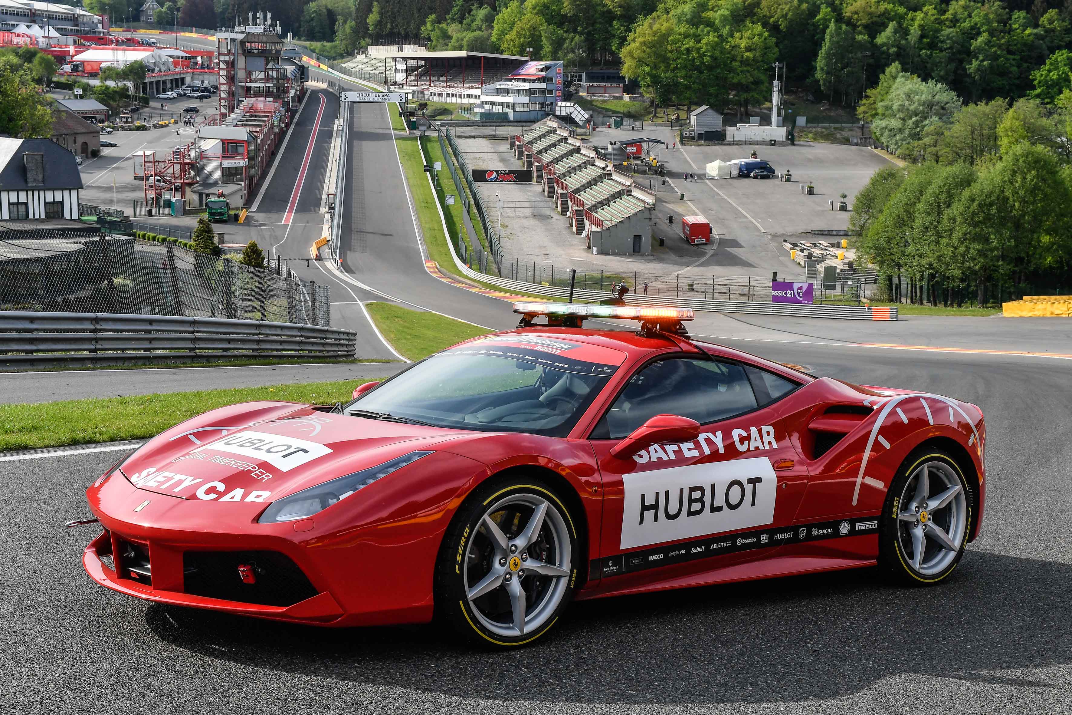Pirelli, P Zero Color Edition Ferrari ile pistlere çıkıyor