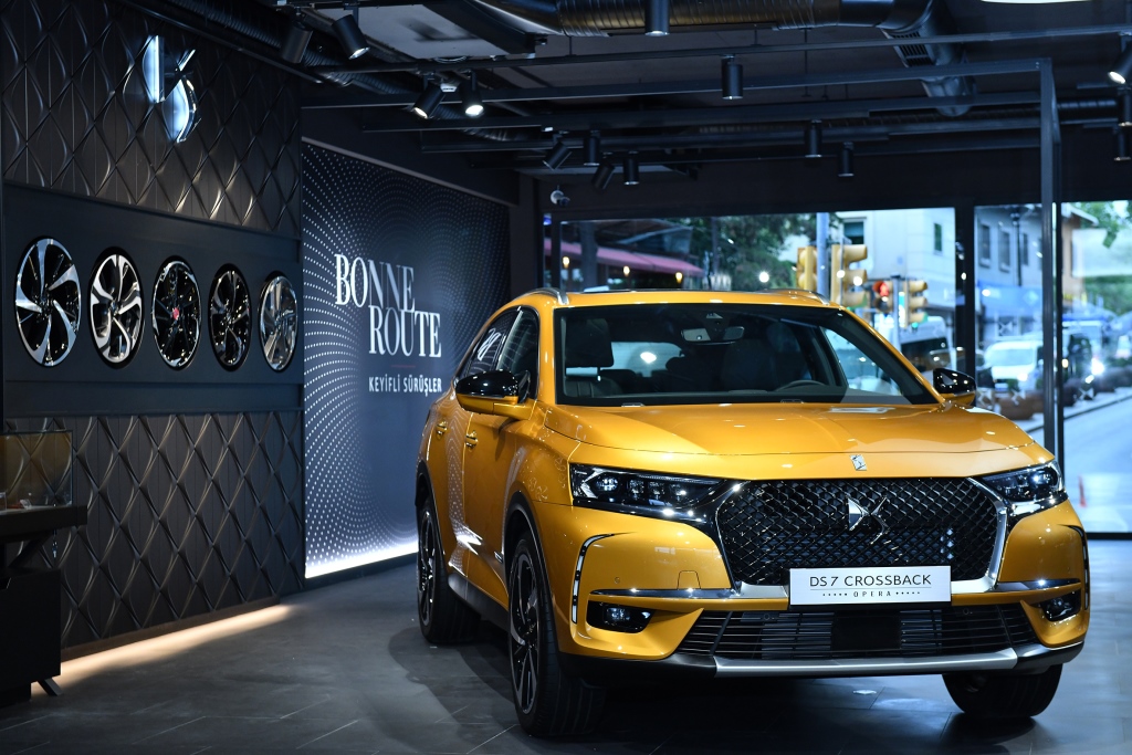DS markası yeni showroomunu açtı. İlk satışa çıkan model DS7 Crossback!