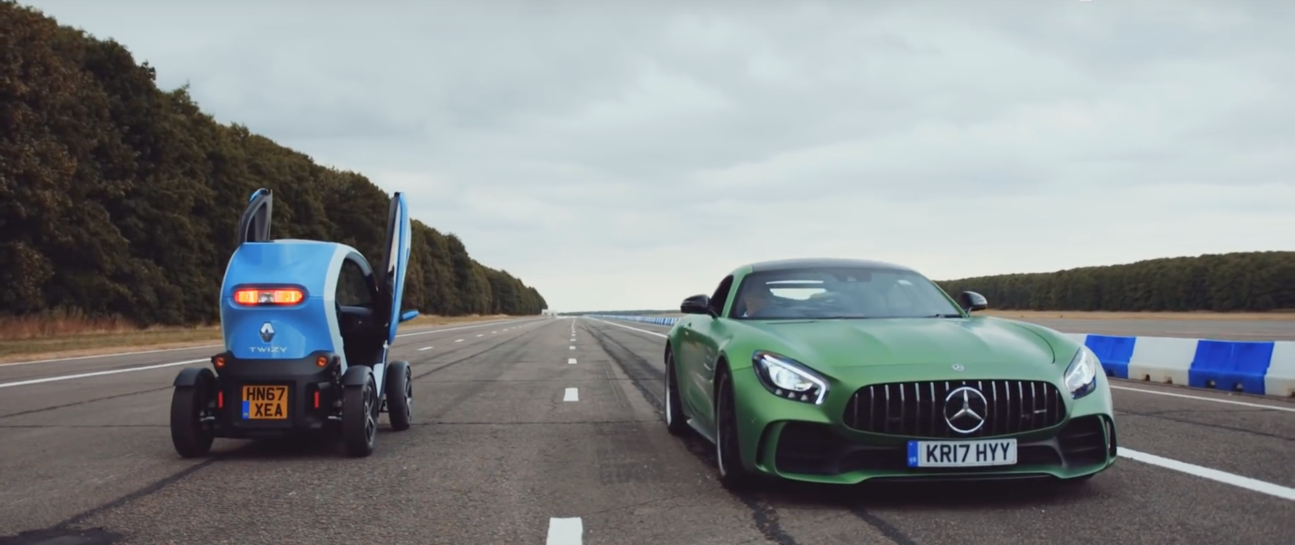 Mercedes-AMG GT R' Renault Twizy'e karşı