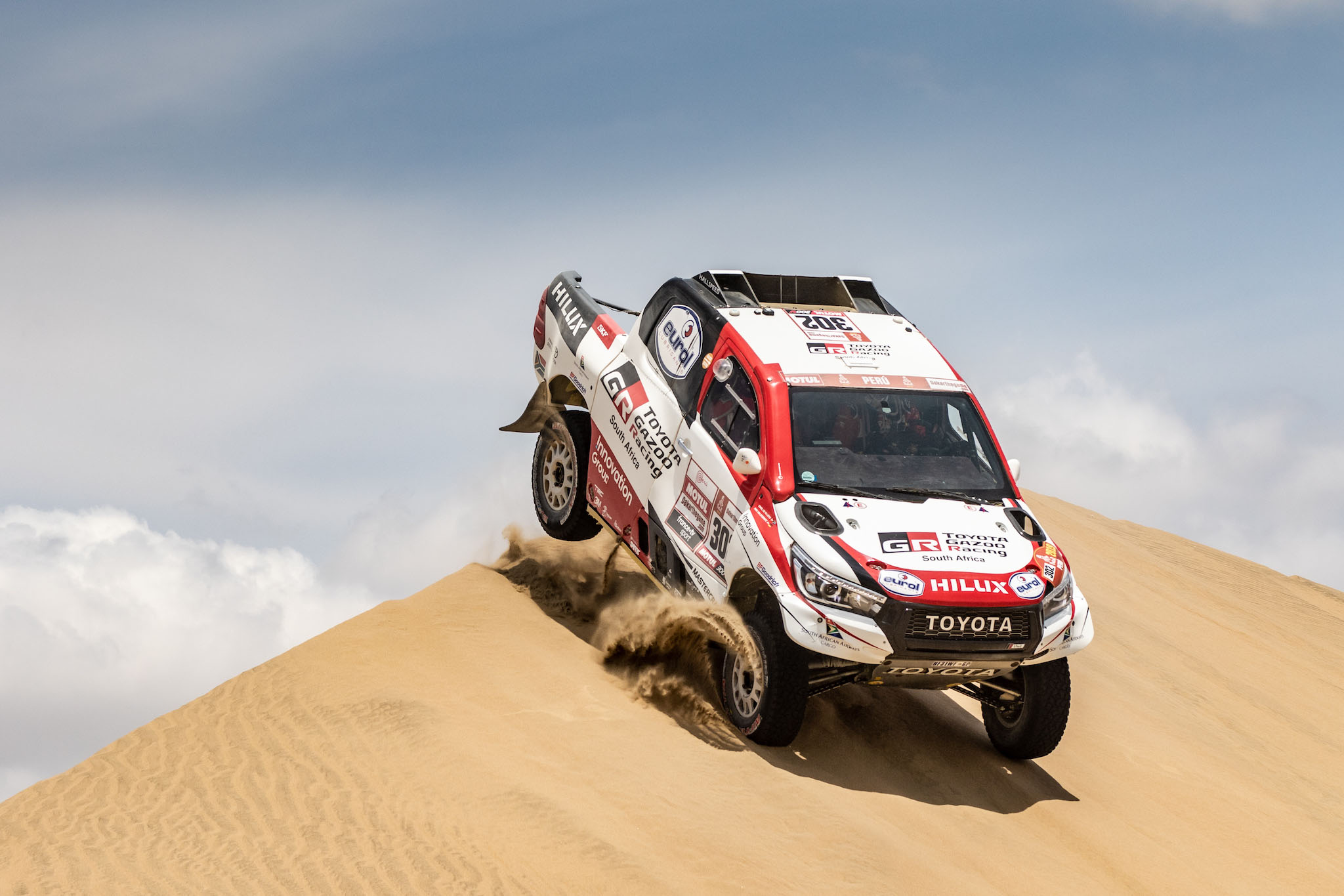 Toyota, Dakar Rallisi’ni, efsanevi pick-up modeli Hilux ile kazandı