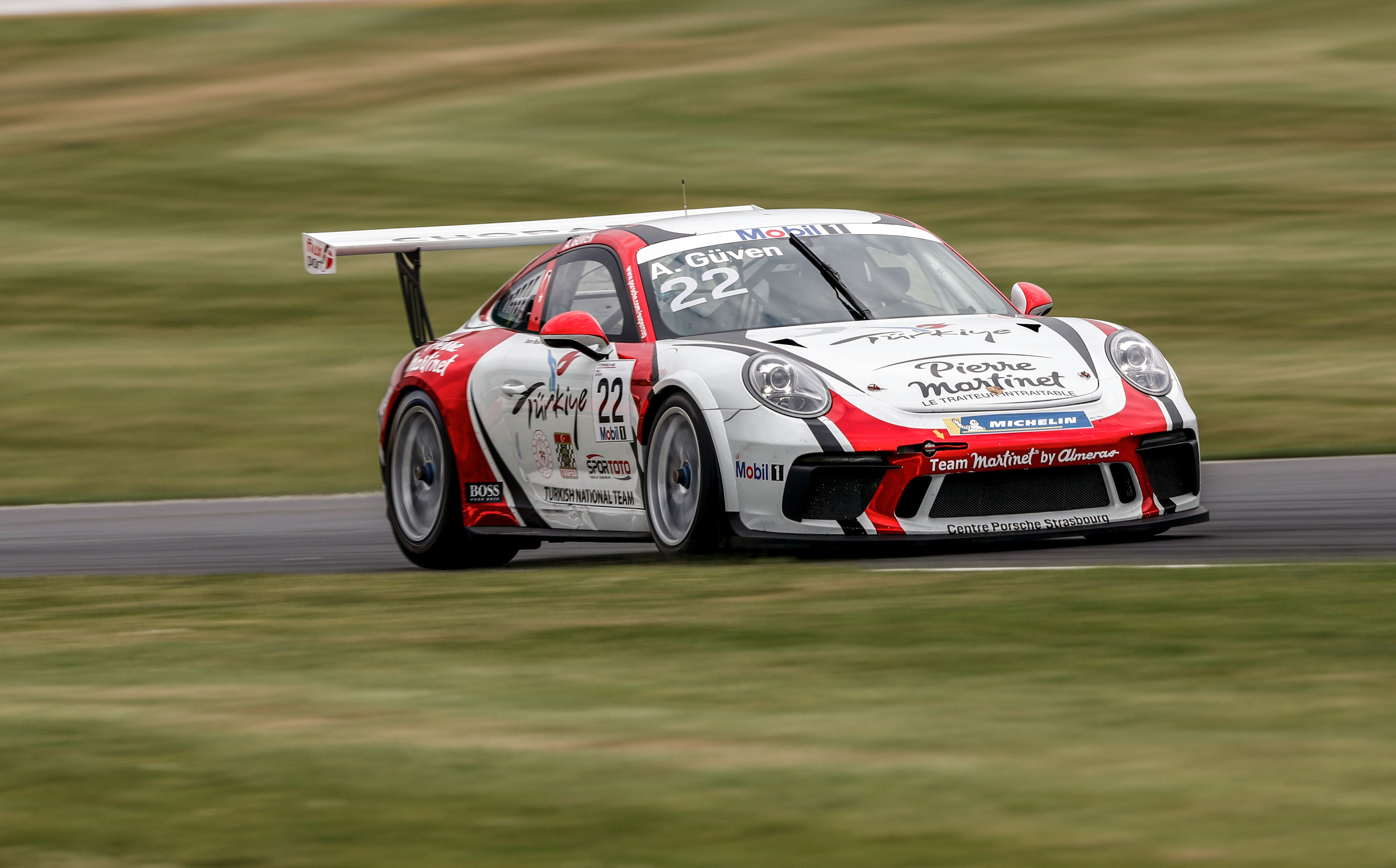 Ayhancan Güven Porsche Supercup'da birinci oldu