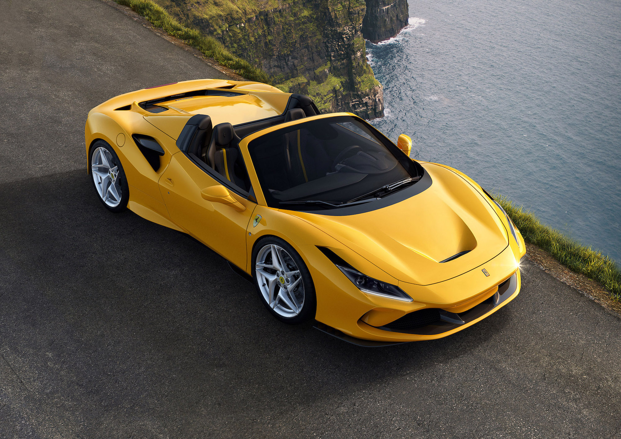 Ferrari yeni üstsüzü F8 Spider'ı tanıttı