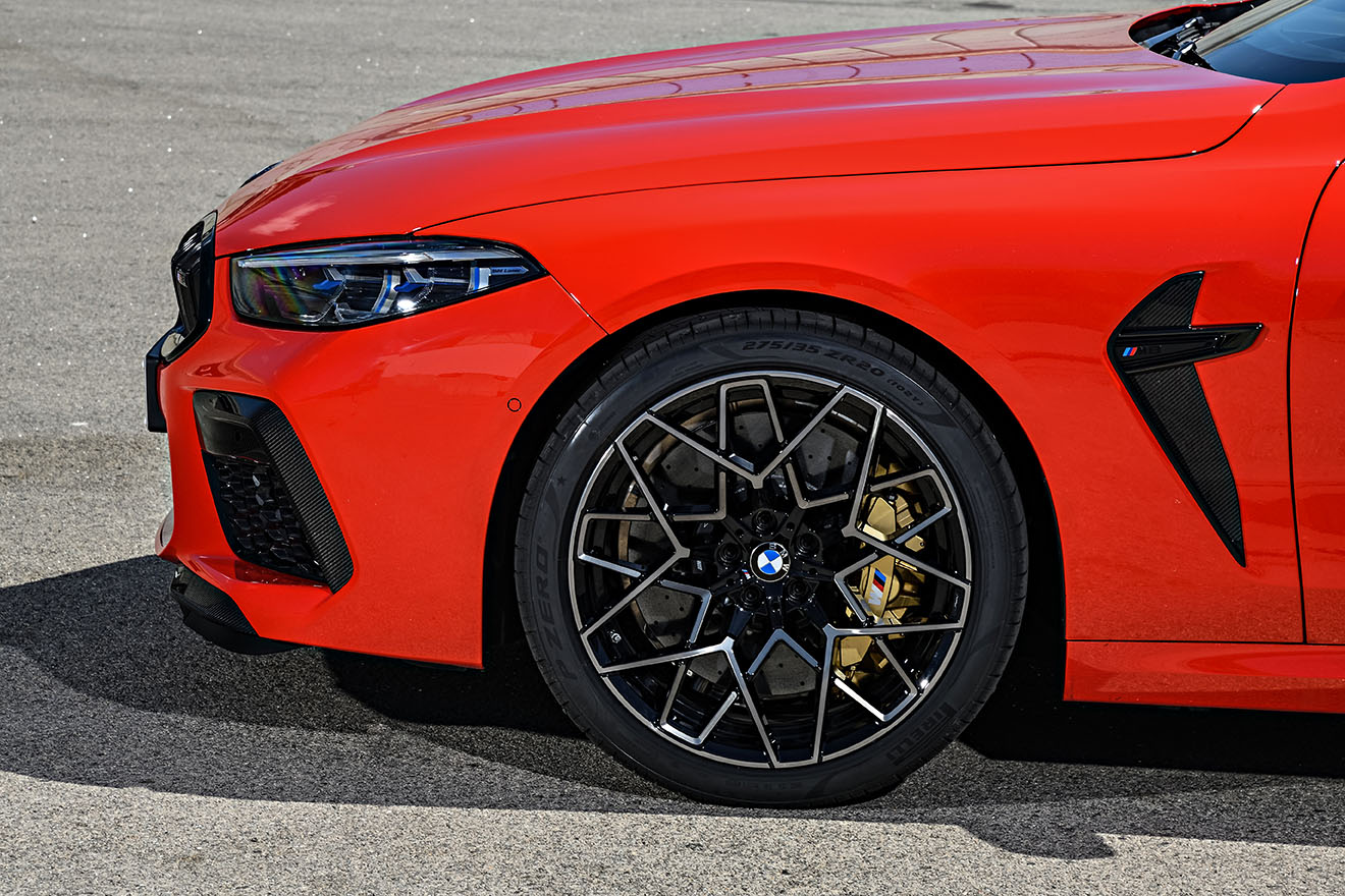 BMW M8’in sürüş özelliklerine göre tasarlanan bir P Zero