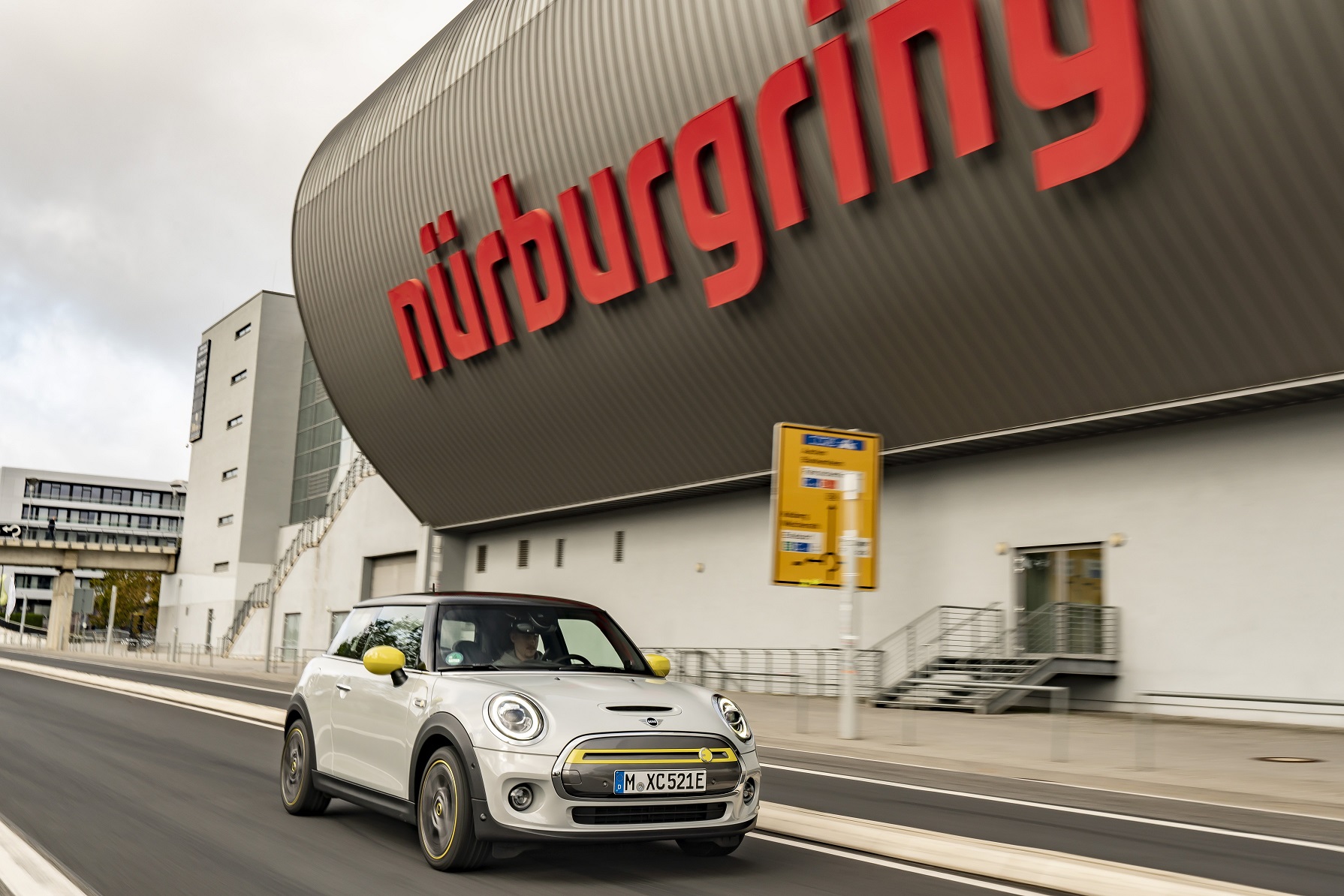 MINI fren pedalına basmadan Nurburgring turunu tamamladı