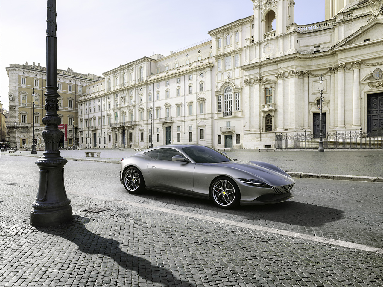 Önden motorlu Yeni Ferrari Roma 620 beygir gücünde