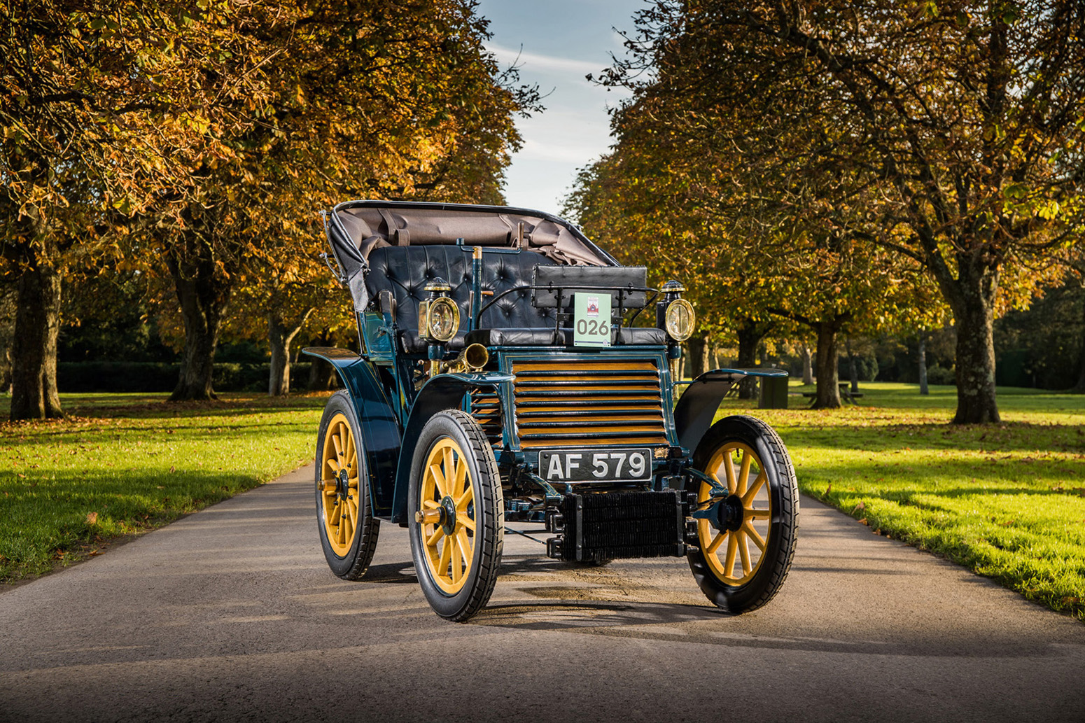100 yıllık Fiat Londra klasik otomobil yarışında