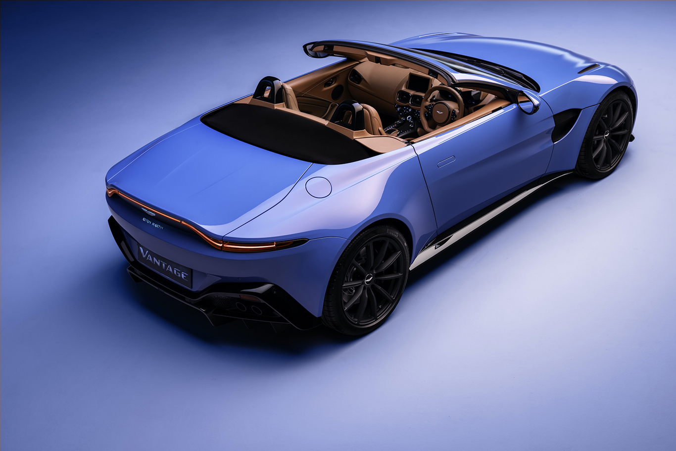 Aston Martin Vantage Roadster ile üstünü açtı