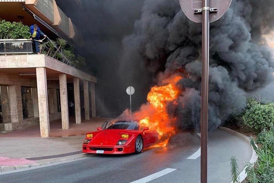 Ferrari F40 alev alev yanıyor