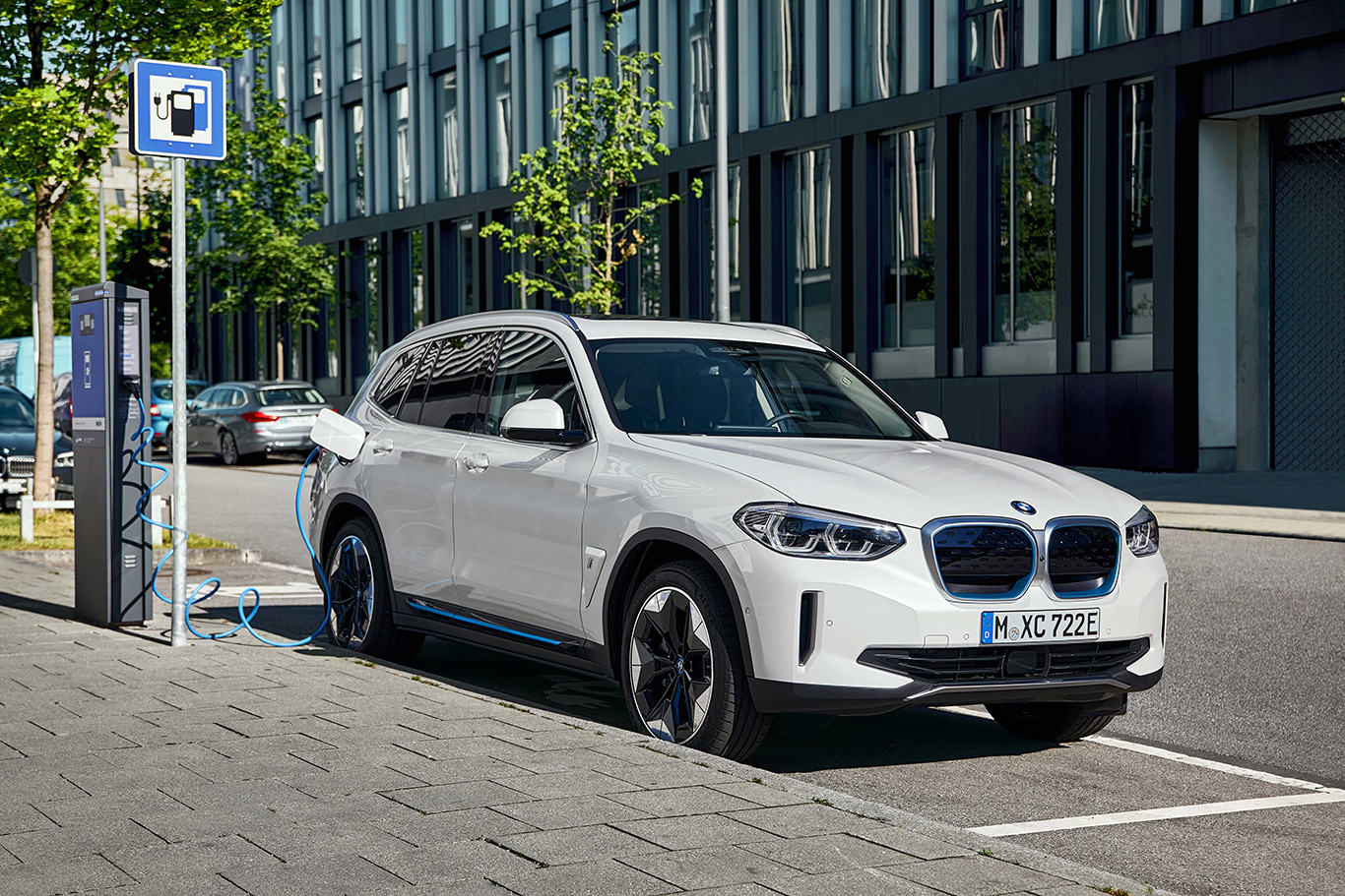 Yeni BMW iX3 tamamen elektrikli SUV