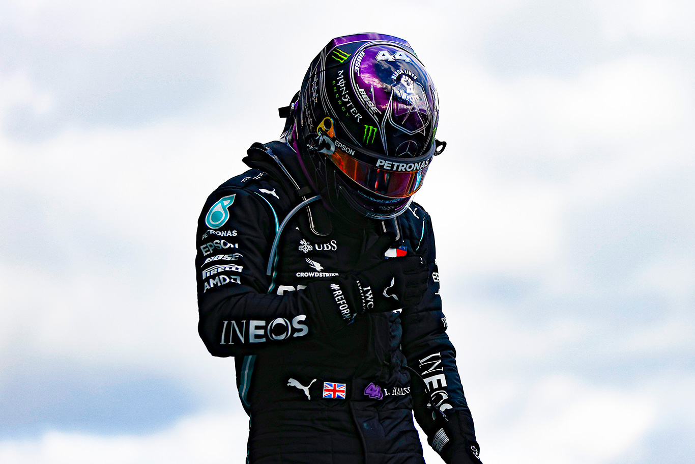Lewis Hamilton, 91. birinciliğini kazanarak, Michael Schumacher’e ortak oldu