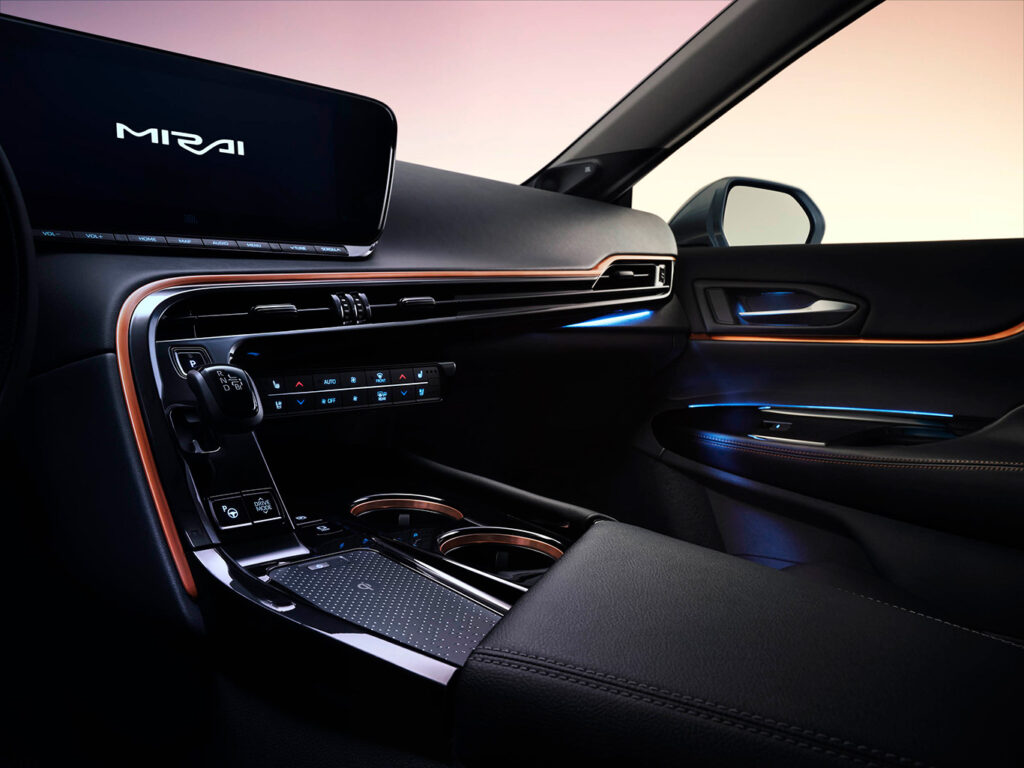 Hidrojen yakıt hücreli Mirai modelinin yeni neslini dünyaya tanıttı