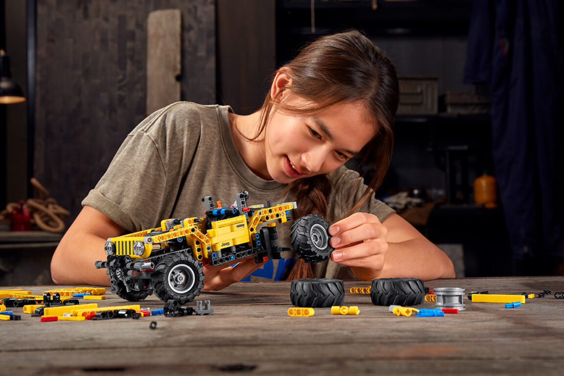 Jeep Wrangler LEGO 7’den 77’ye herkesin ilgisini çekecek