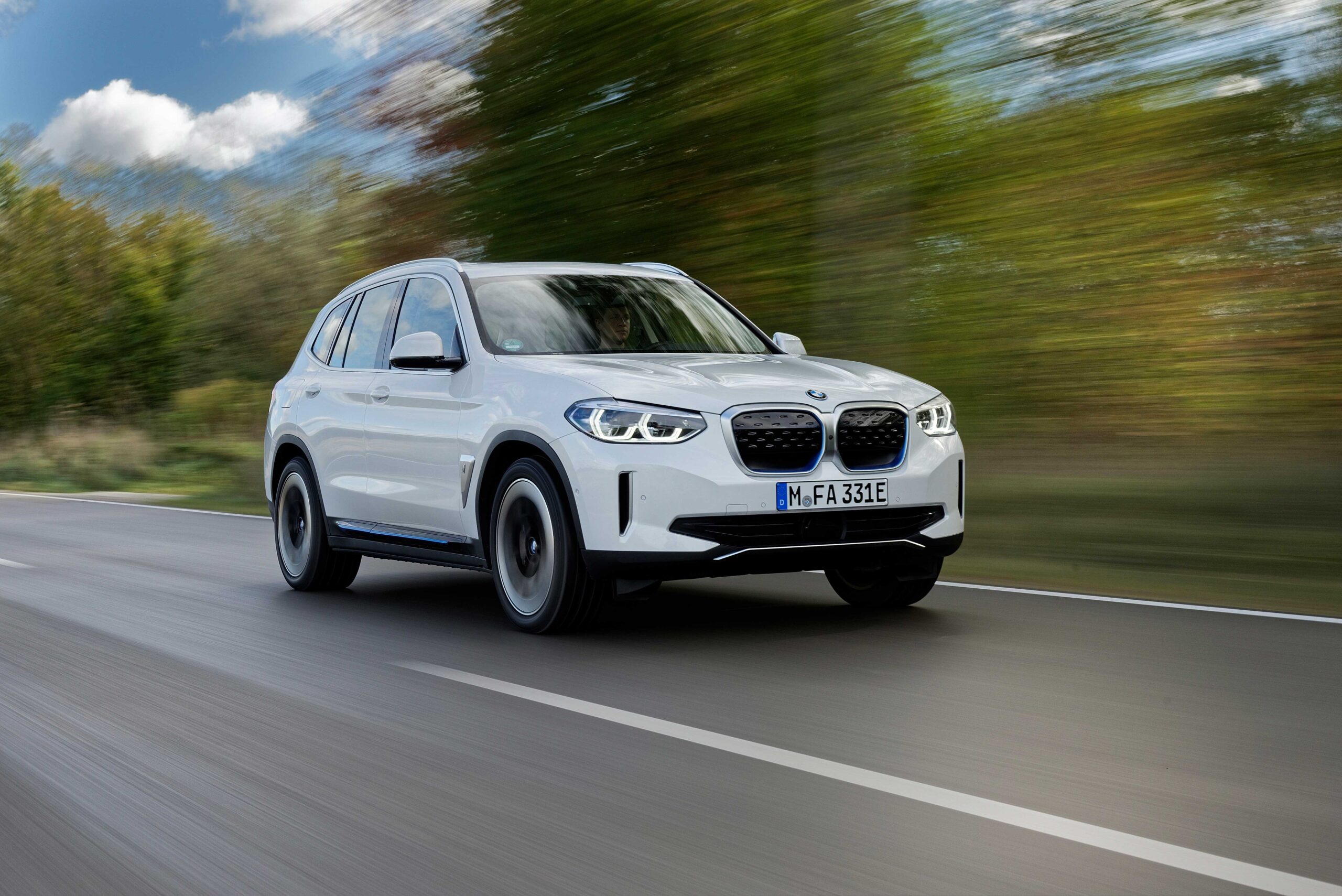 BMW iX3 elektrikli modeli ön siparişe sunuldu. Fiyatı açıklandı!