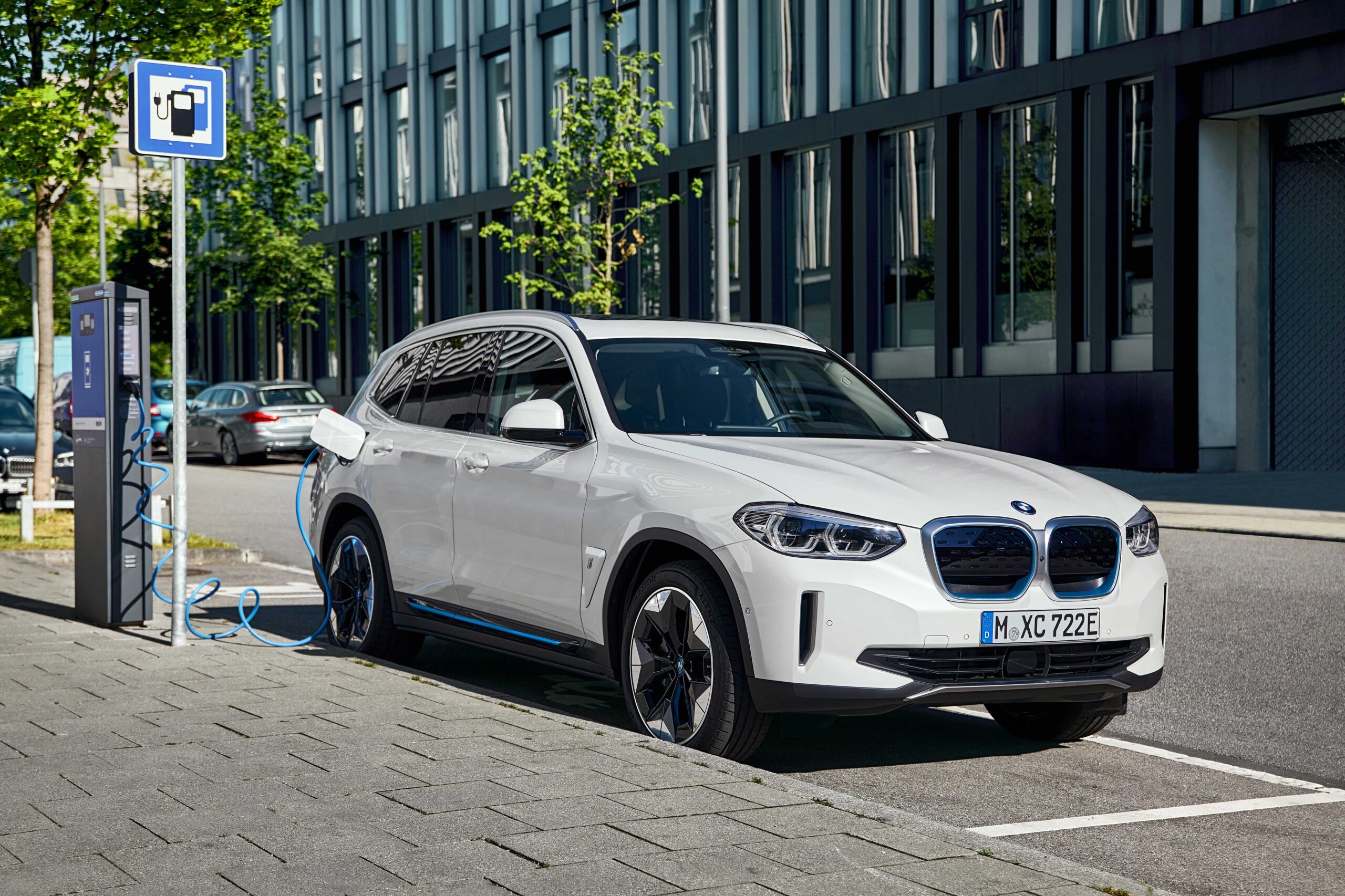 BMW iX3 elektrikli modeli ön siparişe sunuldu. Fiyatı açıklandı!
