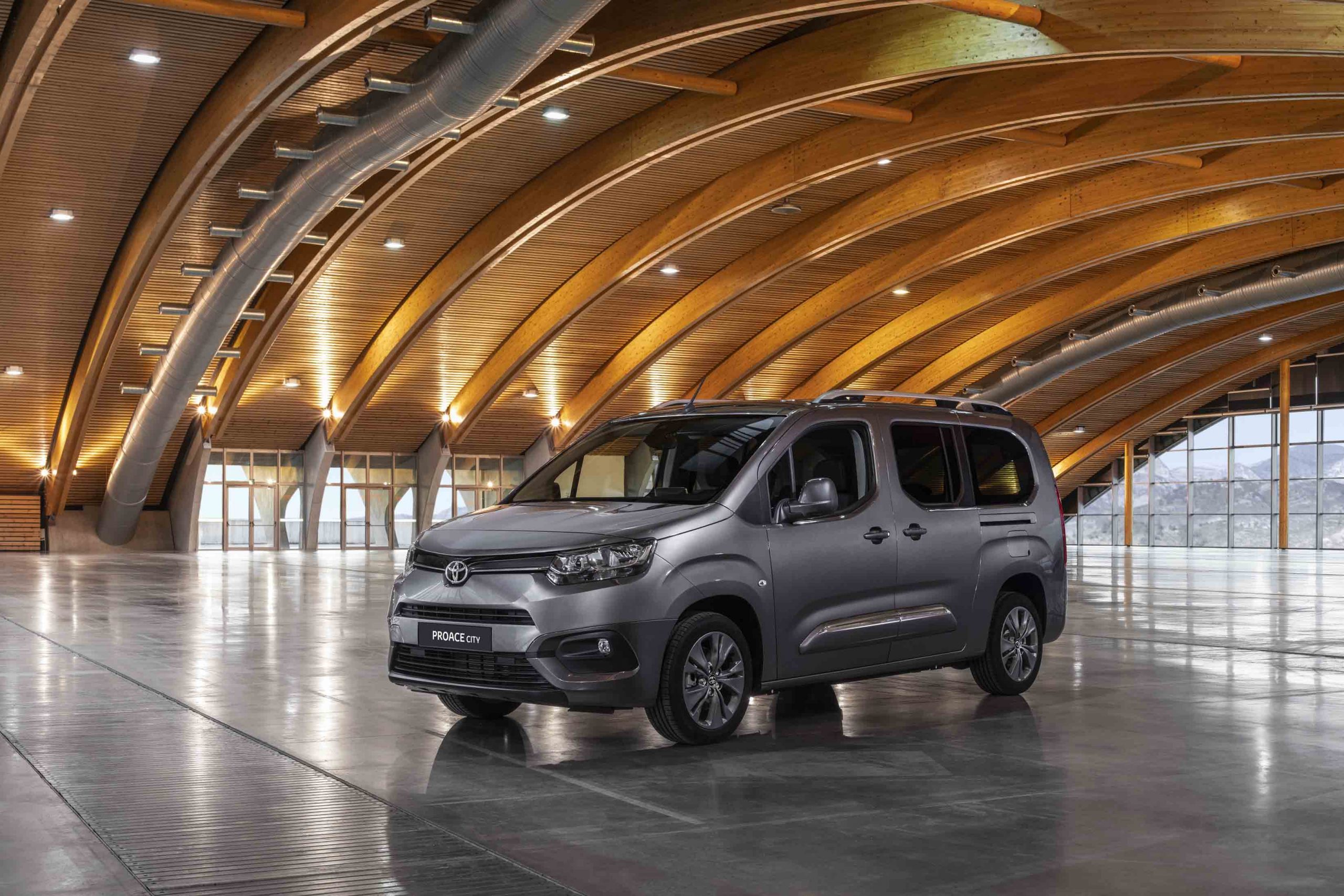 Toyota Proace City ile kompakt hafif ticari algınız değişiyor