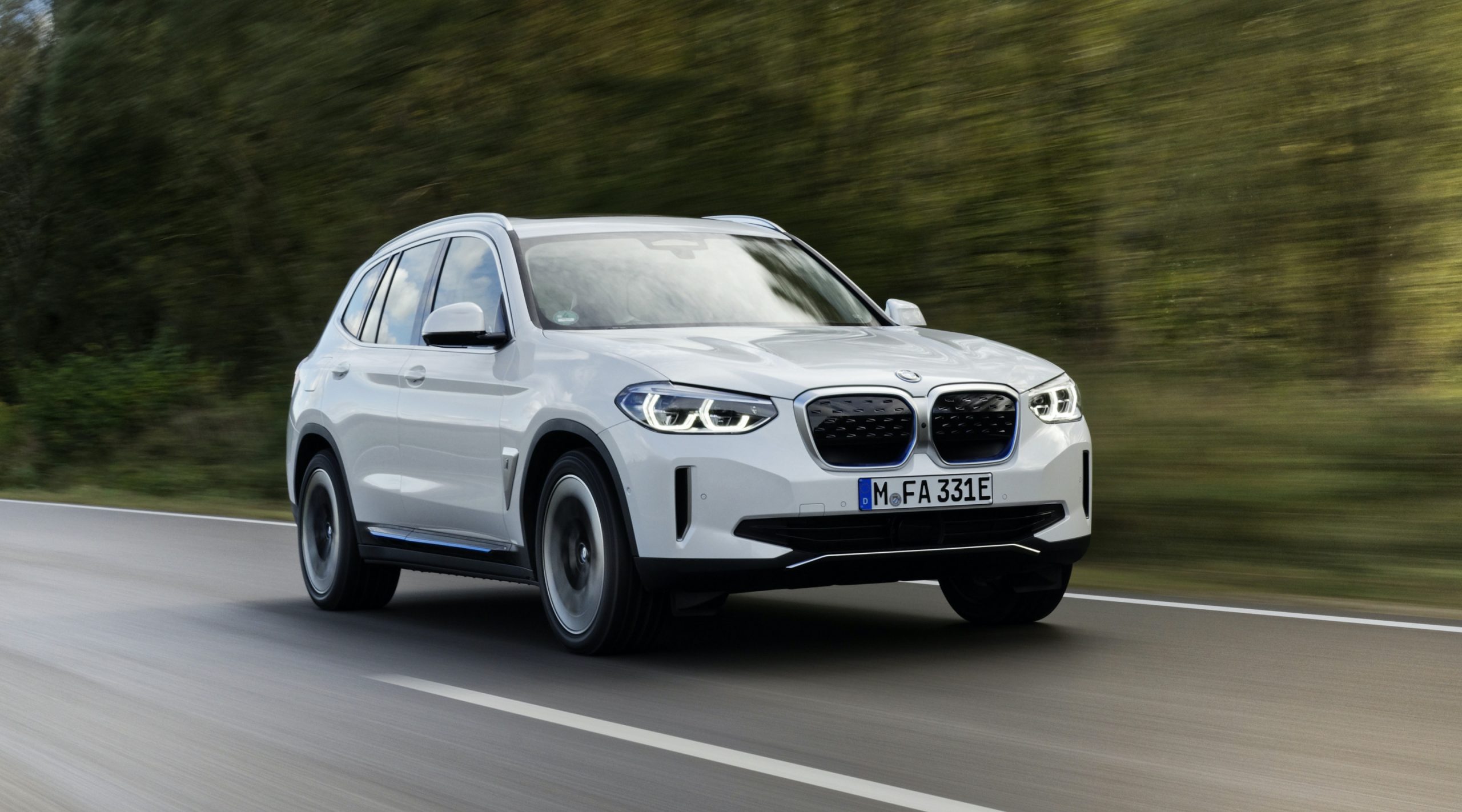 Tamamen elektrikli BMW iX3, 950 bin TL'den satışa sunuldu