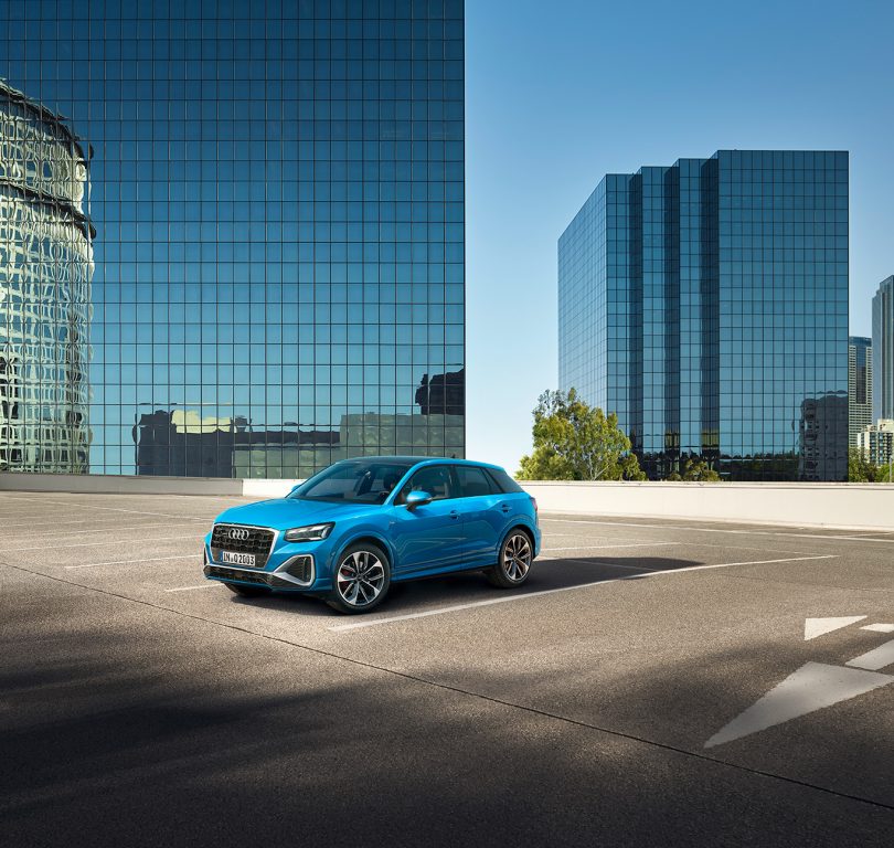 Audi’nin dört yıl önce pazara sunduğu ve Q model ailesinin en küçüğü olan Q2 yenilendi