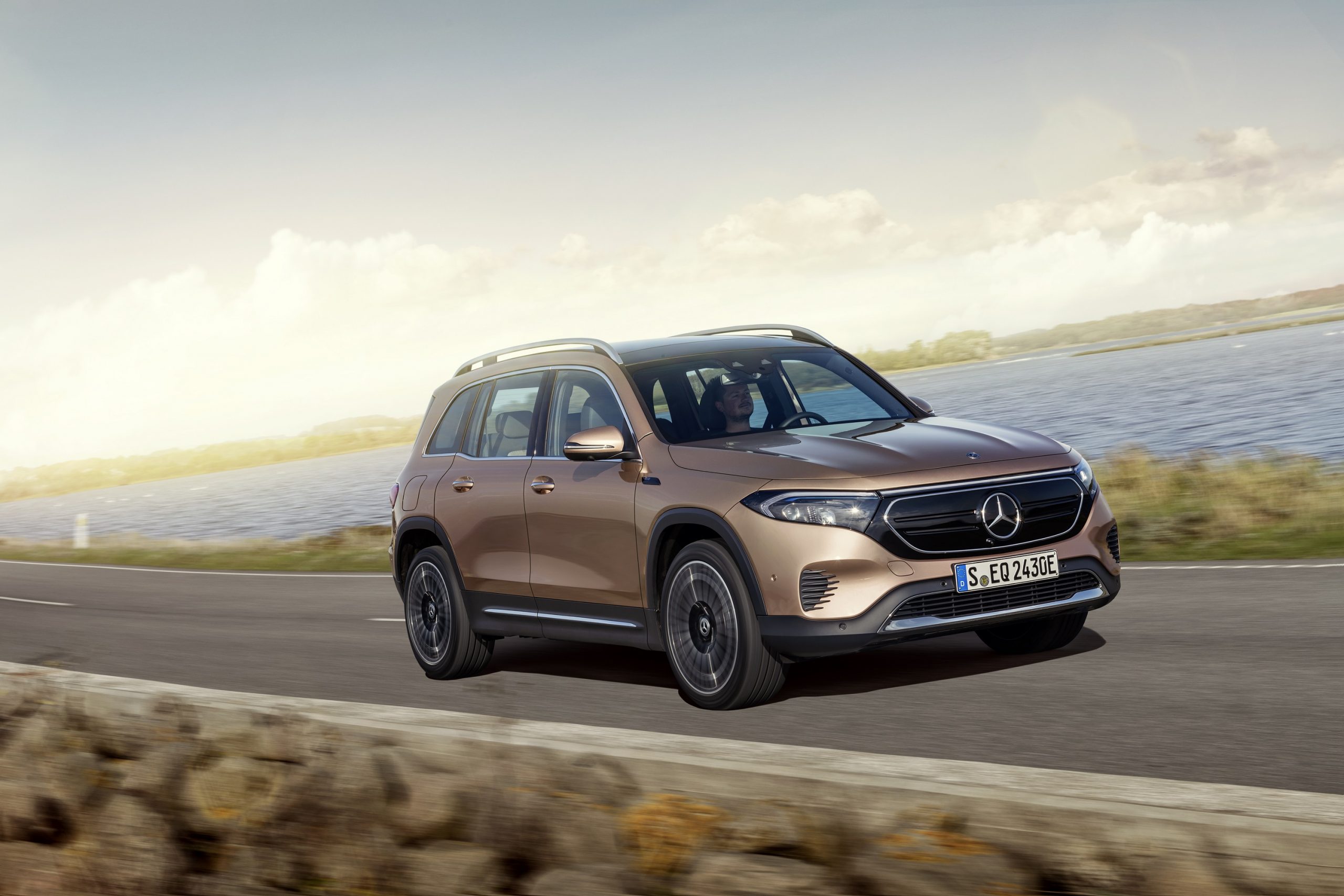 Mercedes, tamamen elektrikli yeni EQB modelini tanıttı