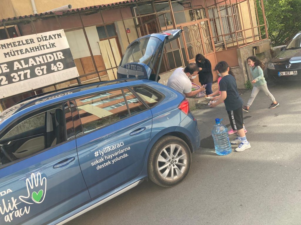 SKODA İyilik Araçları, tam kapanma uygulanan bu dönemde de sokak hayvanlarını unutmadı.