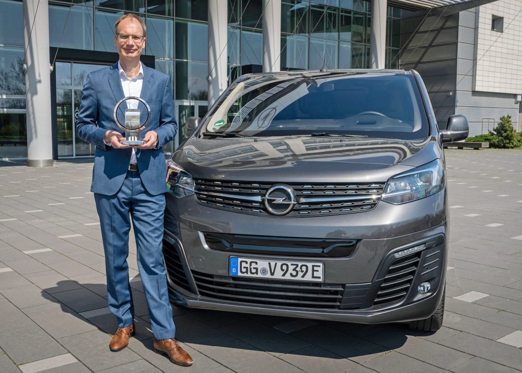 “2021 Yılın Uluslararası Vanı” Seçilen Yeni Opel Vivaro-e’nin Ödülü