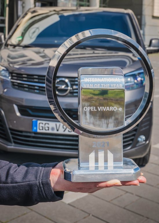 “2021 Yılın Uluslararası Vanı” Seçilen Yeni Opel Vivaro-e’nin Ödülü