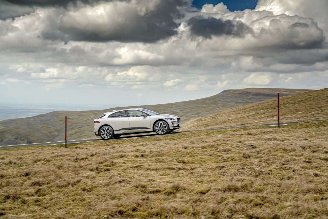 Jaguar I-PACE  Everesting Mücadelesini Tek Şarjla Tamamlamayı Başardı